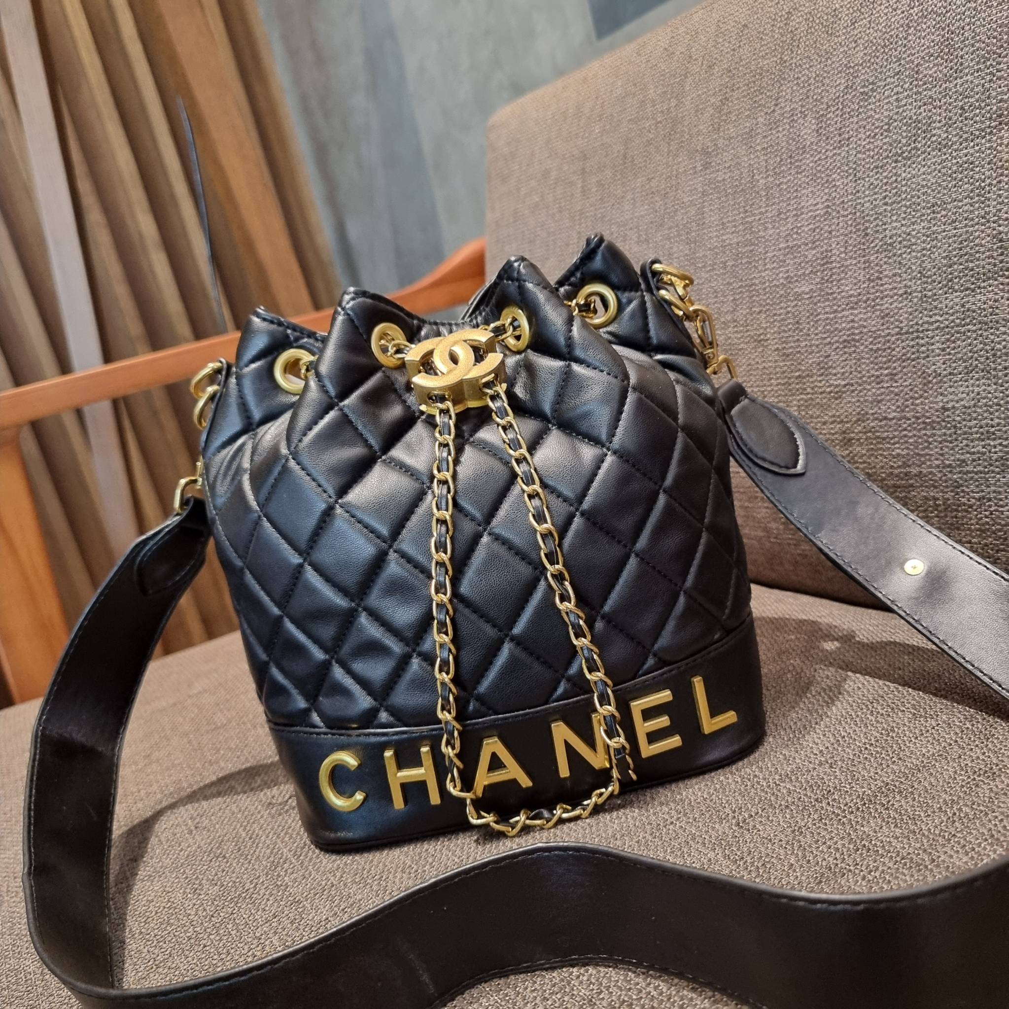 Chanel limited font leather bag / Chanel Bucket Bag กระเป๋าสะพายรุ่นลิมิเต็ด พรีเมี่ยมกิ๊ฟจากแบรนด์ รุ่นนี้การันตีหนังนิ่มมากกก!! โดดเด่นด้วย font โลโก้ และสายโซ่สลับหนังพร้อมตัวกดล็อคสีทองหรู สำหรับเปิด-ปิดปากกระเป๋า กดและปล่อยเพื่อล็อคได้ในตัว ภายในโล่ง