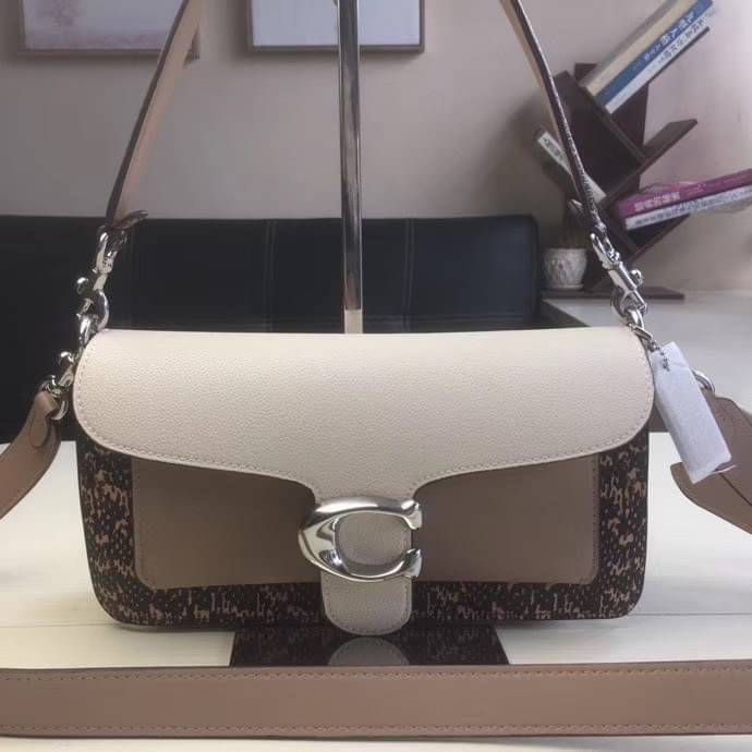 COACH TABBY SHOULDER BAG 26 พร้อมส่งที่ไทยอีกครั้งค่ะ!! กระเป๋าหิ้ว//คล้องไหล่//สะพายข้างได้ สุดคุ้ม! หนังแท้เรียบคลาสสิคเพิ่มความหรูเข้ามาค่ะ ด้านหน้ามีอะไหล่แบรนด์ตัวใหญ่โดดเด่น เปิดปิดกระเป๋าแบบกระดุมแม่เหล็ก ภายในมีช่องหลักใส่ของ2ช่อง;สามารถใส่กระเป๋า