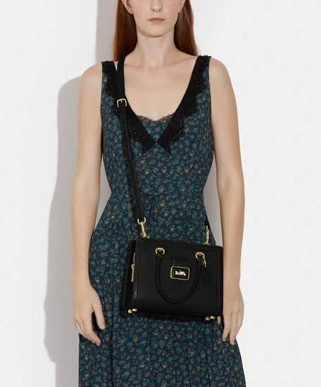 COACH GRACE CARRYALL BAG((cc141)) สวย หรู มาเลยจ้าา พร้อมส่ง! กระเป๋าหิ้ว//สะพายแบบครอสบอดี้ร์ หนังแท้ ทรงสวยหรู อัพลุคให้คุณผู้หญิงดูดีได้เลยทีเดียวค่ะ ด้านหน้าออกแบบเป็นช่องกระดุมแม่เหล็กพร้อมป้ายโละหะแบรนด์เด่นหรูค่ะ เปิด-ปิดกระเป๋าด้วยซิป ภายในใส่กระเ