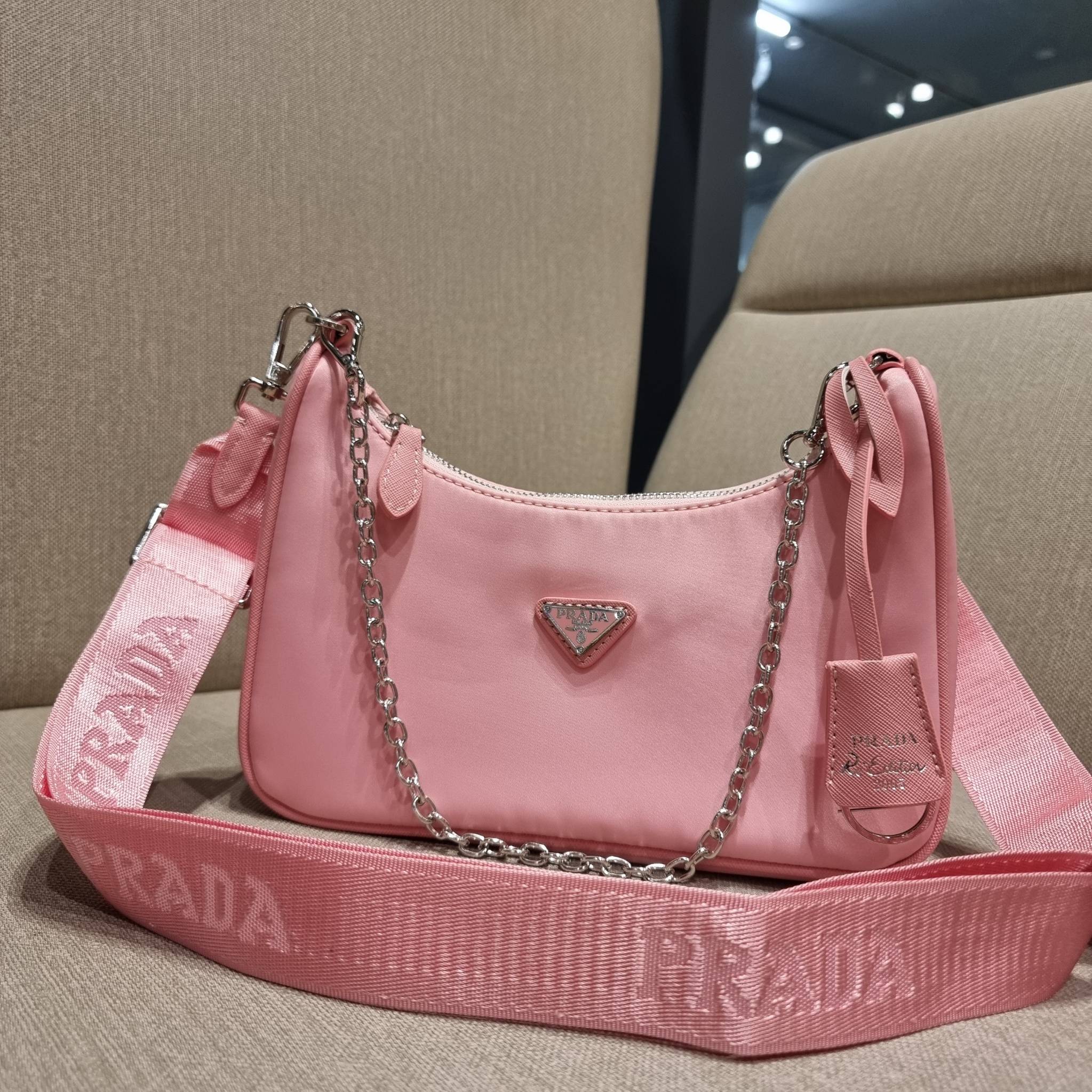 VIP 🥂 PRADA RE-EDITION 2005 RE-NYLON SHOULDER BAG ไอเท็มสุดปัง ที่ฮิตตลอดกาลไม่ว่าจะปีไหนๆ จัดให้ครบทั้งสีขายดีและสีใหม่ล่าสุด ที่สายคุณหนูห้ามพลาด!! กับกระเป๋าสะพายทรงคลาสสิค เหมาะเป็น everyday bag มากๆ วัสดุผ้าไนล่อนคุณภาพ พร้อมใบลูก ไว้ใส่เหรีย