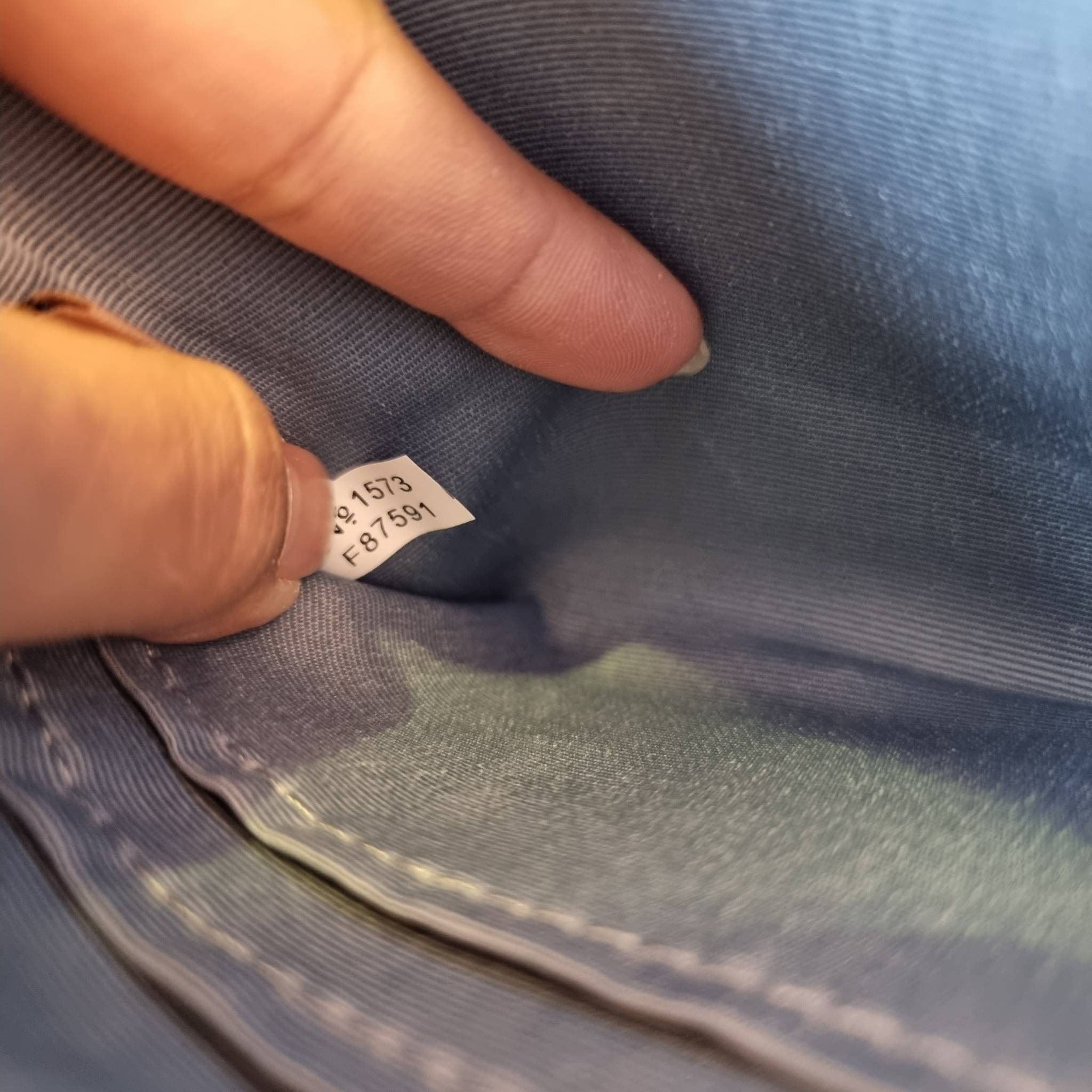 COACH F87591 DOUBLE CORNER ZIP WALLET IN SIGNATURE COATED CANVAS คล้องมือรุ่น 2 ซิป!! มาแล้วจ้า 🌟🤗 ไซส์นี้คือเหมาะมือจริงๆ พกง่ายเช่นเคย ไม่ต้องกังวลว่าจะเกะกะหรือกินพื้นที่กระเป๋าหลัก วัสดุหนังแคนวาสเคลือบลาย มีช่องหลักแยก 2 ช่อง ภายในบุผ