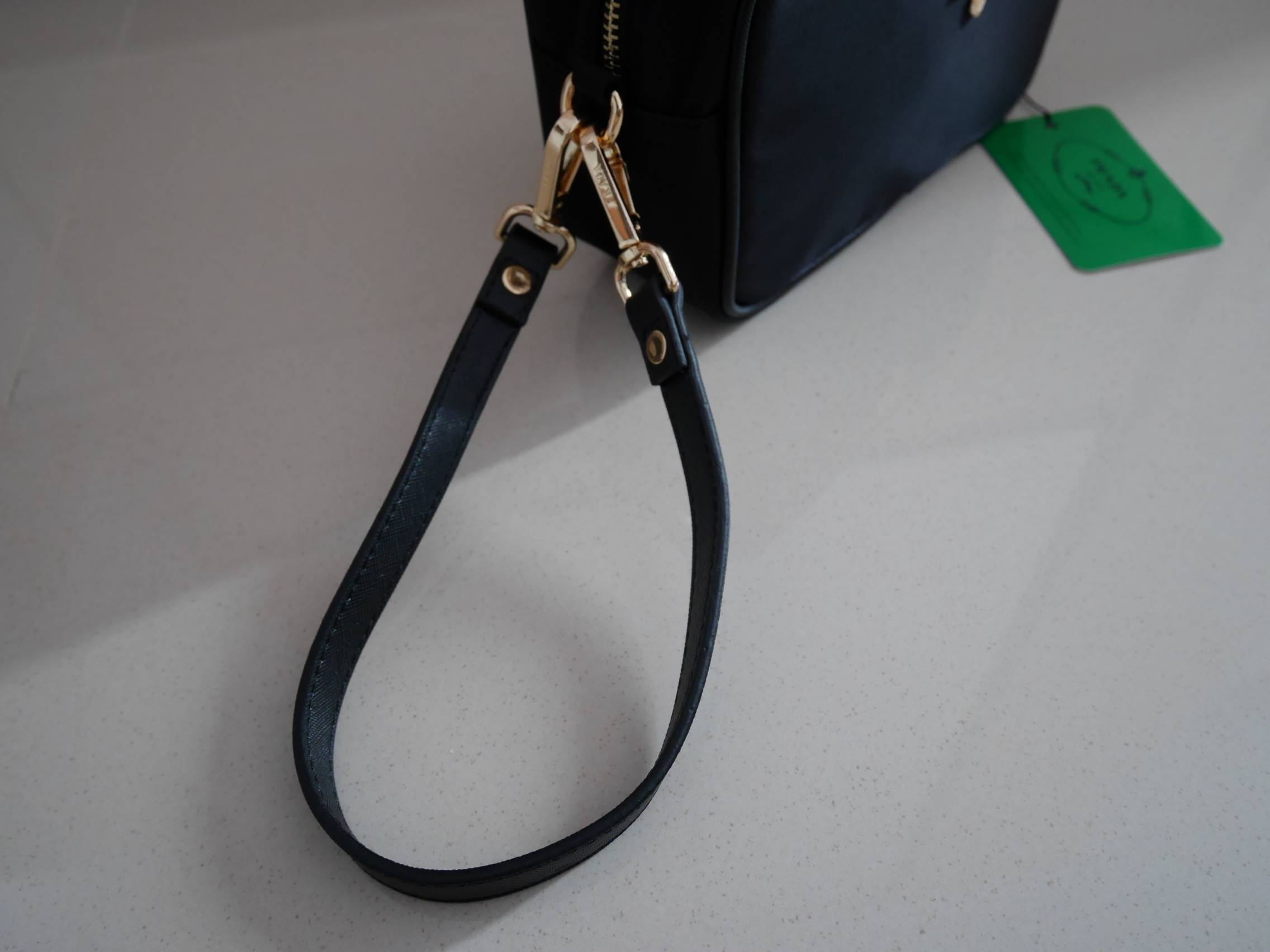 ล็อตใหม่ค้า กับทรงน่ารักในราคาน่ารัก mini crossbody งานพรีเมี่ยมกิ้ฟ จากเคาเตอร์ต่างประเทศ เป็น Best Seller อีกหนึ่งรุ่นเลย จากแบรนด์ PRADA เป็นทรงสี่เหลี่ยม กระเป๋าเป็นผ้า nylon ทั้งใบ เลิศมาก สามารถสะพายเป็น shoulder bag ได้เลย ขนาดกำลังดีค่ะ ใส่ของจุกจ