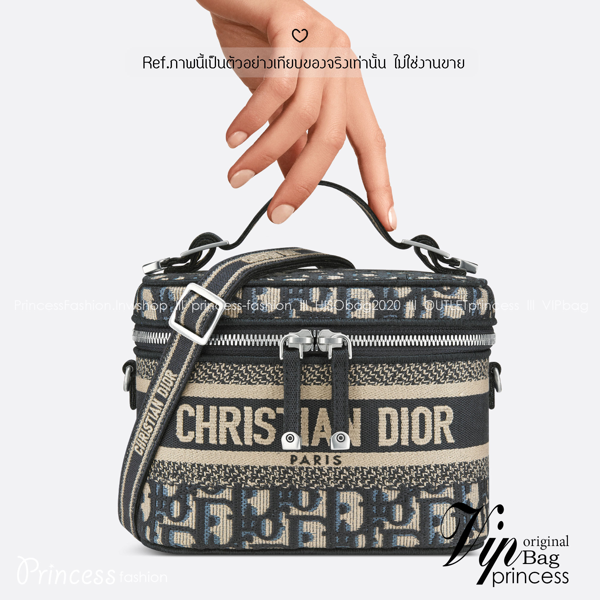 18cm Small DiorTravel Vanity Case กระเป๋าใส่เครื่องสำอาง มาพร้อมกับลวดลาย Oblique ปักอย่างประณีตและประดับด้วยสัญลักษณ์ Christian Dior Paris มาพร้อมสายสะพายและหูจับในตัว ปรับเปลี่ยนใช้งานได้ตามสไตล์