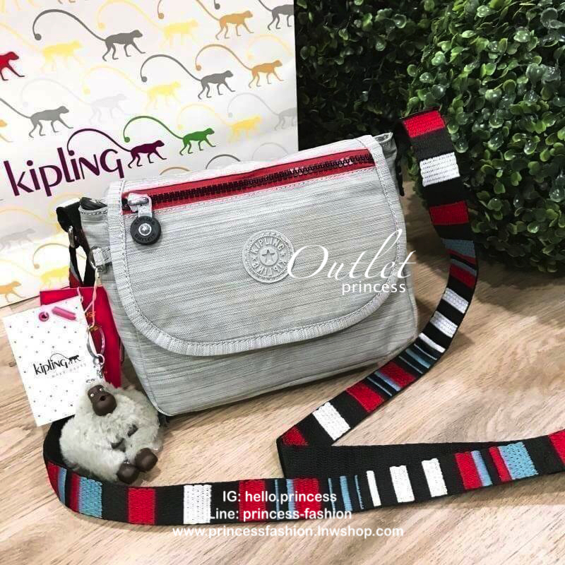 KIPLING SABIAN CROSSBODY BAG กระเป๋าสะพายรุ่นชนช็อปวัสดุ Nylon&Polyester 100% ขนาดกำลังน่ารัก เปิดปิดด้วยฝาปิดกระดุมแม่เหล็กและซิปแบรนด์ ด้านหน้ามี1ช่องซิป พร้อมพวงกุญเเจลิงน้อย ภายในมีโลโก้ ช่องซิปและสายคล้องพวงกุญแจ มีสายสะพายยาวหลากสีเลื่อนปรับระดับได้