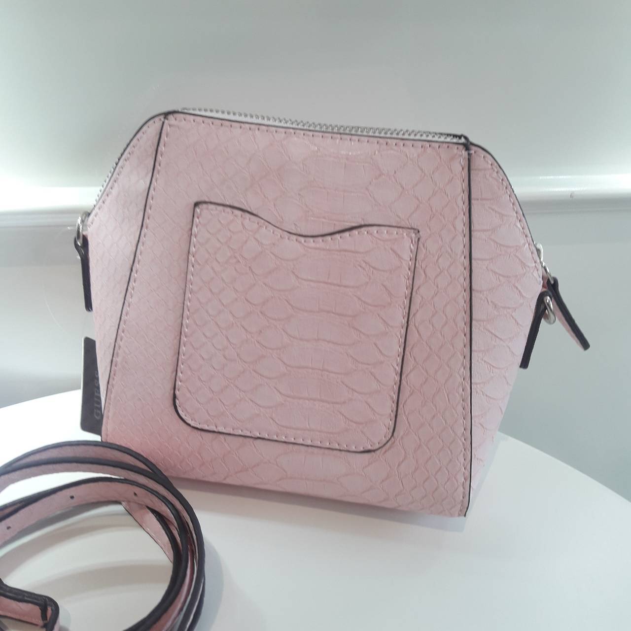 New arrival! กระเป๋าสะพายข้าง หนังจระเข้ ขนาดกระทัดรัด ยี่ห้อ Guess มาพร้อมกับสายหนัง และพื้นที่เก็บของอย่างจุใจ ด้วยดีไซน์เรียบหรูทำให้เข้ากับชุดได้หลากหลายสไตล์ กระเป๋าสะพาย GUESS ผลิตจาก PU แบบนิ่ม เปิด-ปิดด้วยซิป เพิ่มความหรู โดดเด่นด้วย ตกแต่งดีเทลโล