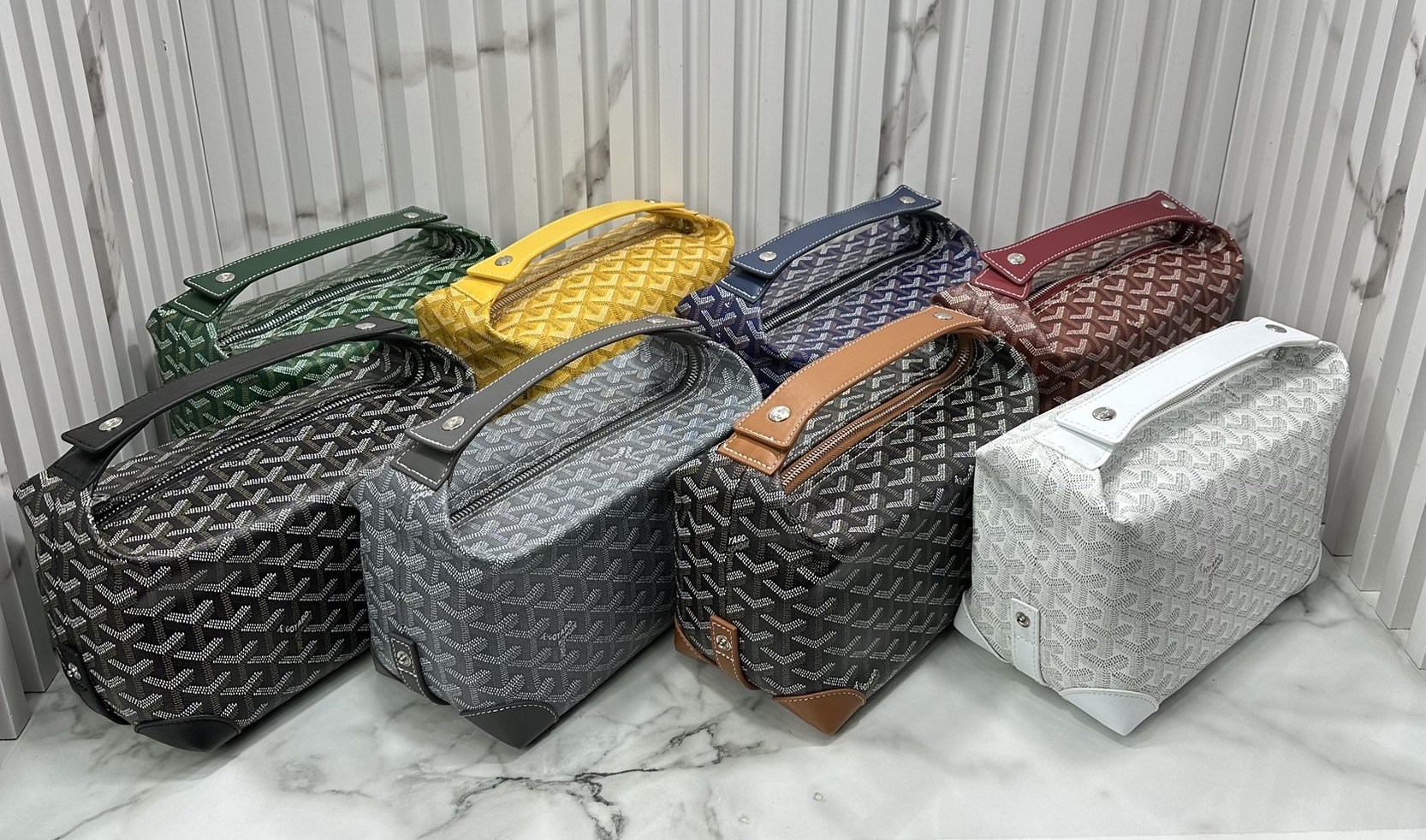ORI หนังแท้ | Goyard Bowling 25 Toiletry Bag / Goyard Pouch กระเป๋าทรงพอช พร้อมสายถือจับถนัดมือใช้งานง่ายกะทัดรัด ตอบโจทย์ความเรียบง่ายแต่คลาสสิก ใช้ได้ทั้งชายหญิง หรูหรา ติดแกรมที่สุด เป็นรุ่นตามหา ที่ตอนนี้มีพร้อมส่งแล้วค่า