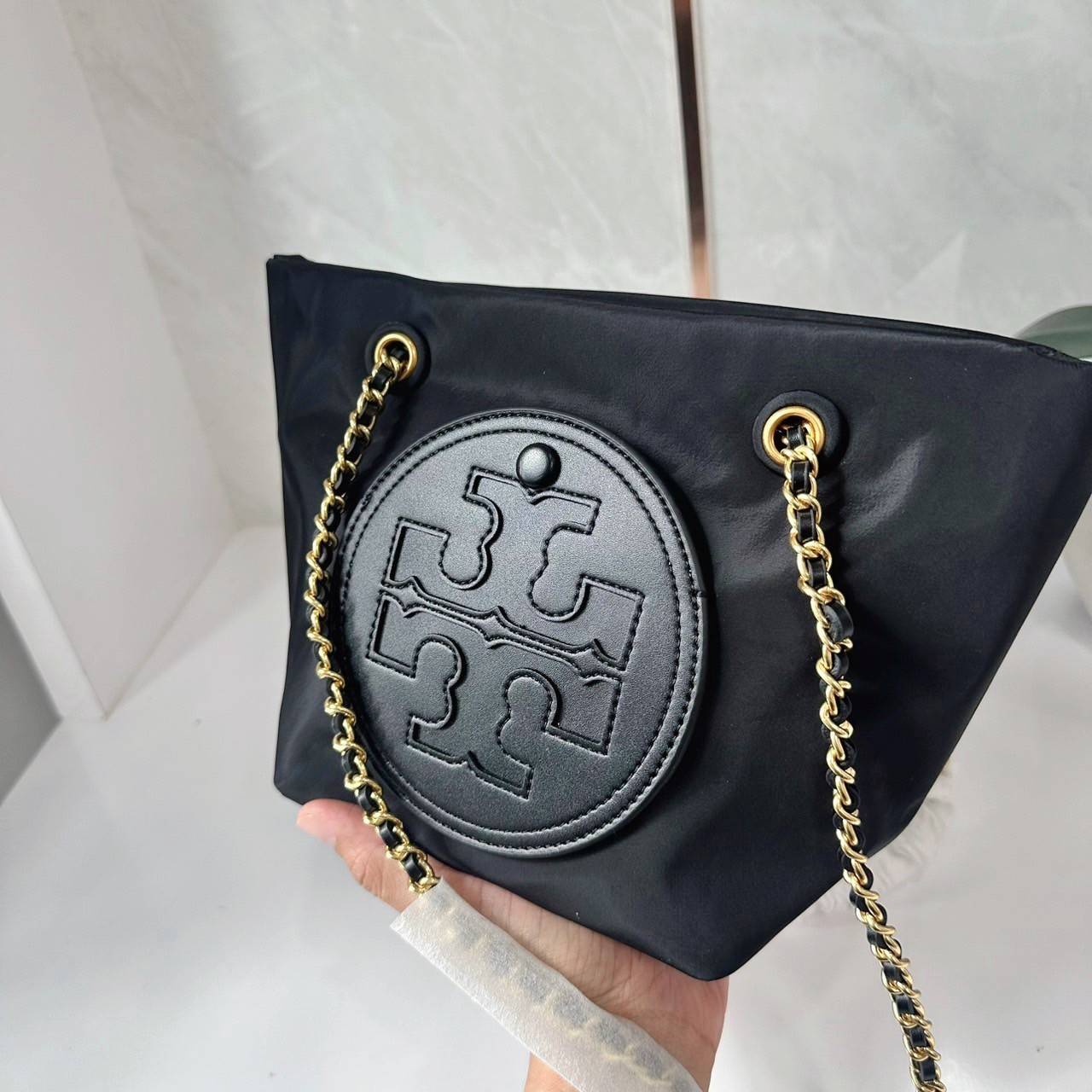TORY BURCH Ella Chain Crossbody Nylon Bag กระเป๋าคล้องไหล่สายโซ่หรูหราโดดเด่นด้วยโลโก้หนังด้านหน้า สามารถปรับสะพายคอสบอดี้ สะพาลไหล่ได้