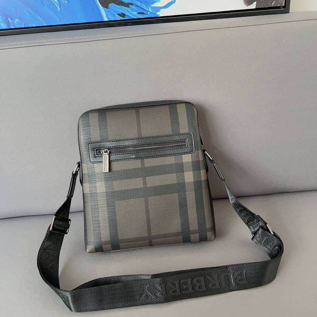 Burberry New Men's Casual Messenger Bag Printed Shoulder Bag / BURBERRY CROSSBODY VINTAGE BAG 2022 พร้อมเป็นของขวัญ มอบให้คุณผู้ชายแล้วค่ะ วัสดุหนังโทนสีสุภาพ คลาสสิก