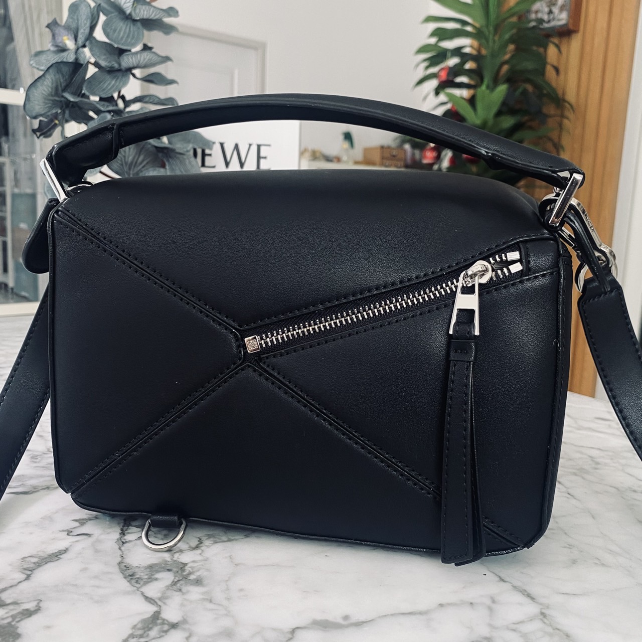 LOEWE Puzzle bag in smooth leather กระเป๋าสะพายทรงกล่องเรียบแต่หรูคูลและเท่ห์ สุดยอดแบรนด์ที่ดีไซน์เป็นเอกลักษณ์ โดดเด่น สไตล์พัซเซิล ใช้ได้ทั้งชายหญิง