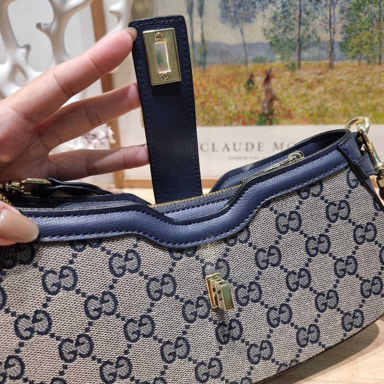 Gucci moon side mini shoulder bag สวยย้อนยุค y2k กำลังมาแรง กับอีกหนึ่งไอเท็มสุดจึ้ง ด้วยขนาดที่กำลังพอดี ดีไซน์คลาสสิคลัคชู ดูผู้ดี