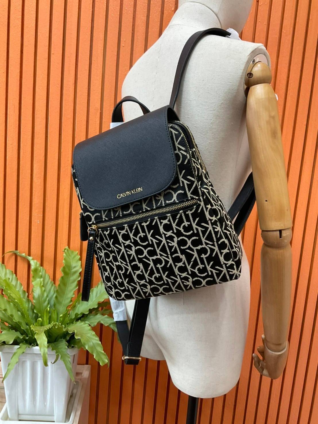 ของแท้ 💯% Elaine Calvin Klein Monogram Small Backpack 💕ของมันต้องมี สวยหรูดูแพงมาก สำหรับรุ่นนี้ และมีฟังชั่นช่องการใช้งานที่มากที่สุด!!! 💕 กระเป๋าสะพายเป้รุ่นใหม่ชนช้อป รุ่นยอดนิยม