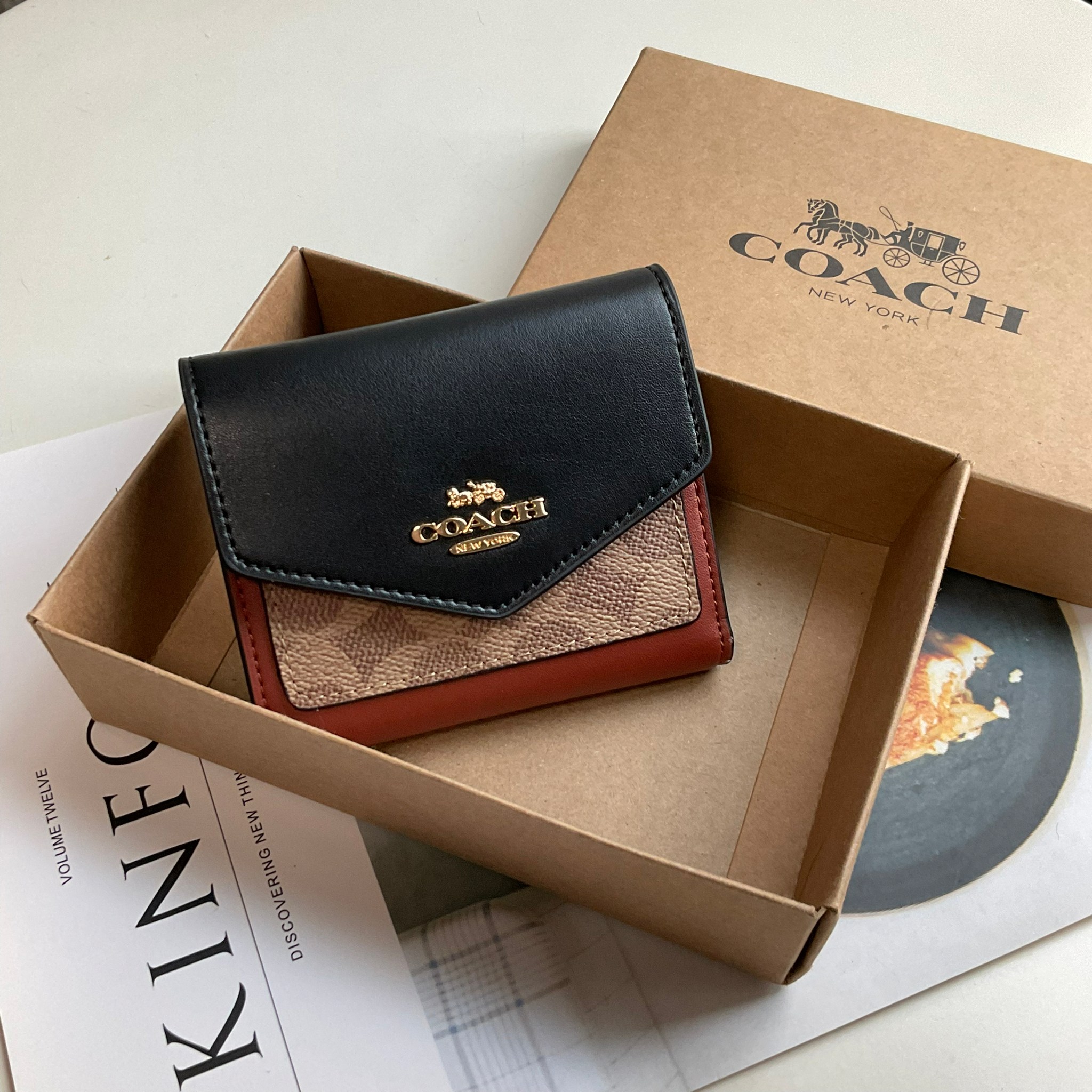 COACH SMALL WALLET IN SIGNATURE CANVAS กระเป๋าสตางค์ใบสั้น แบบพับสองตอน หน้าจดหมาย เปิดปิดด้วยกระดุมปั้มแบรนด์ ด้านในมีช่องใส่บัตรหลายช่อง และช่องใส่ธนบัตร ด้านหลังมีช่องซิปเหรียญอีกหนึ่งช่อง น้ำหนักเบา พกพาสะดวก มีให้เลือกหลายสี ห้ามพลาดค่ะ!