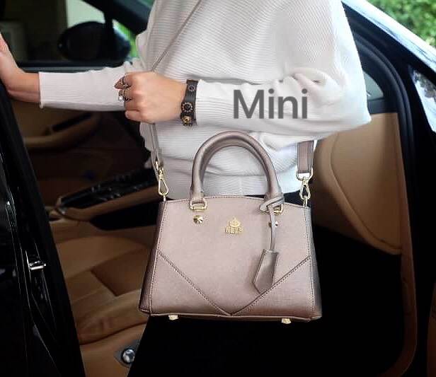 รุ่นขายดีที่สุด 👍 จากแบรนด์ KEEP รุ่น Elegance รอบนี้เข้ามา 2 size ให้เลือกเลยค่า **จุดเด่นที่ >หนังคุณภาพ ลายหนัง saffiano > ถือสะพายเข้าง่ายกับทุกชุด >ทรงสวยมากคะ ขนากกระเป๋ากำลังดีคะ ใส่ กปต ยาว มือถือได้ทุกรุ่น > มีช่องย่อยแบ่งเก็บ