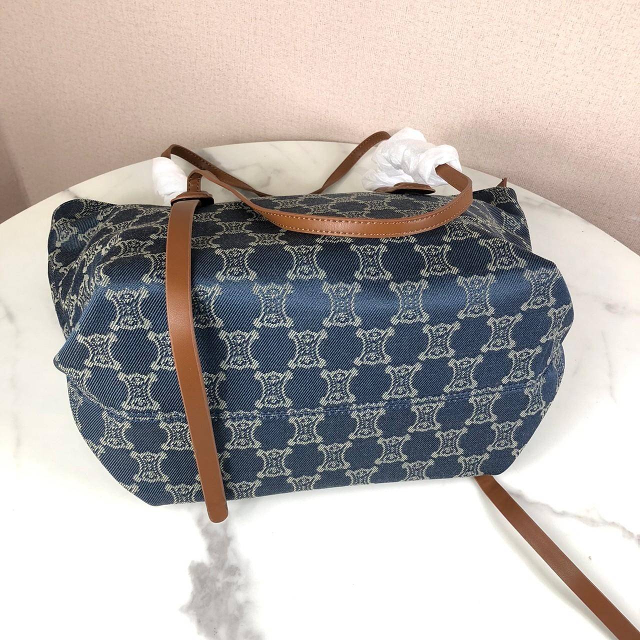 กระเป๋าสะพาย CELINE ซื้อ 1 ได้ถึง 2 ชิ้น เปิด - ปิดกระเป๋าด้วยซิป ด้านในโล่งกว้าง มีช่องซิป 1 ช่อง หูจับสูง 26 cm แถมกระเป๋าใบเล็กอีก 1 ใบ เปิด - ปิดด้วยซิป มาพร้อมสายสะพาย สามารถถอดและปรับได้ 3 ระดับค่ะ