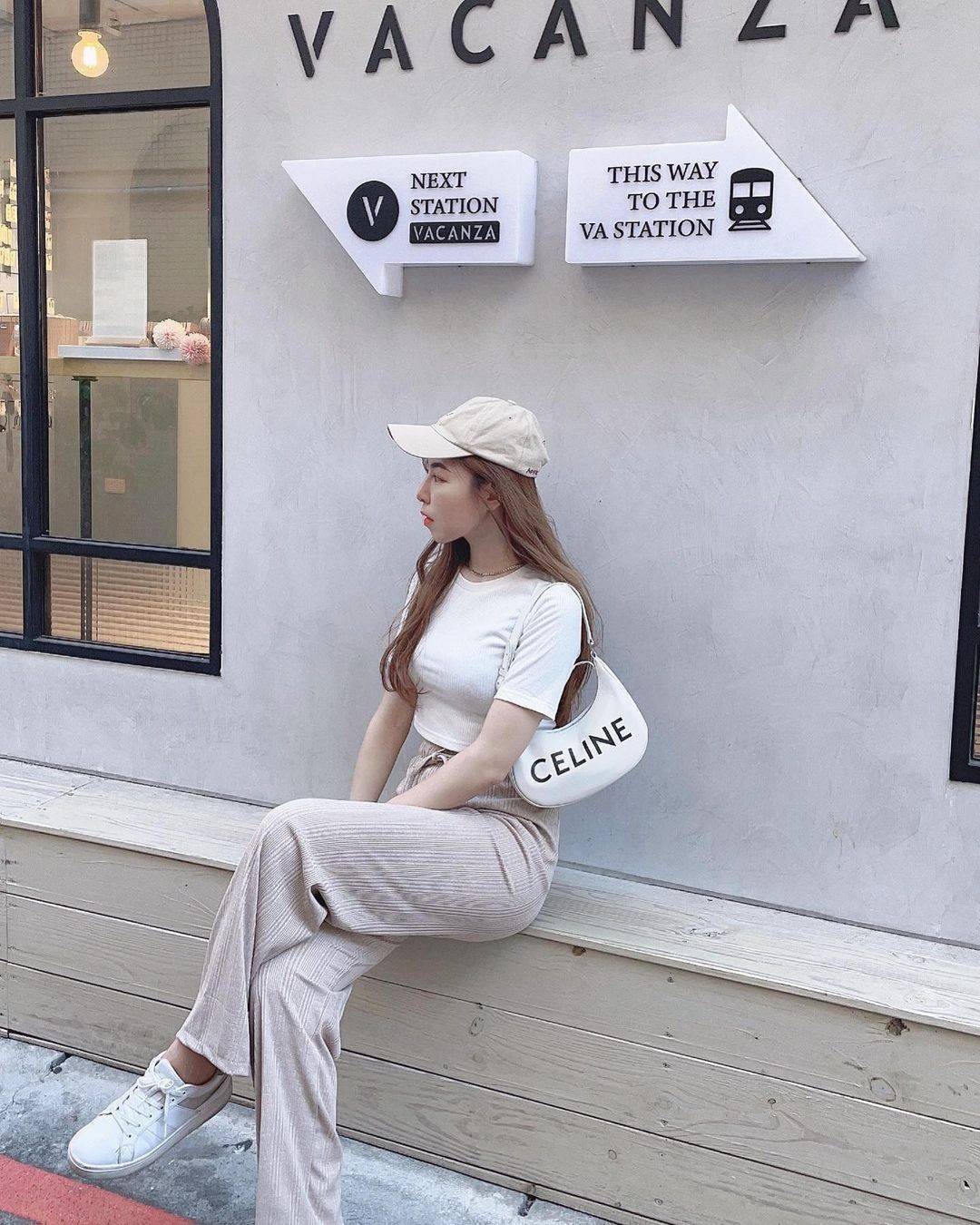 CELINE SHOULDER BAG VIP GIFT WITH PURCHASE (GWP) พรีเมี่ยมกิ๊ฟ Limited Edition จาก CELINE HAUTEPARFUME DUTYFREE COUNTER ดีไซน์ยอดนิยมหนังนิ่มสวยอยู่ทรงเปิดปิดด้วยซิปอะไหล่เงิน ภายในโล่งกว้างมีช่องเล็กสามารถใส่มือถือกระเป๋าสตางค์ใบยาวของใช้ได้จุ หูหิ้วหนัง