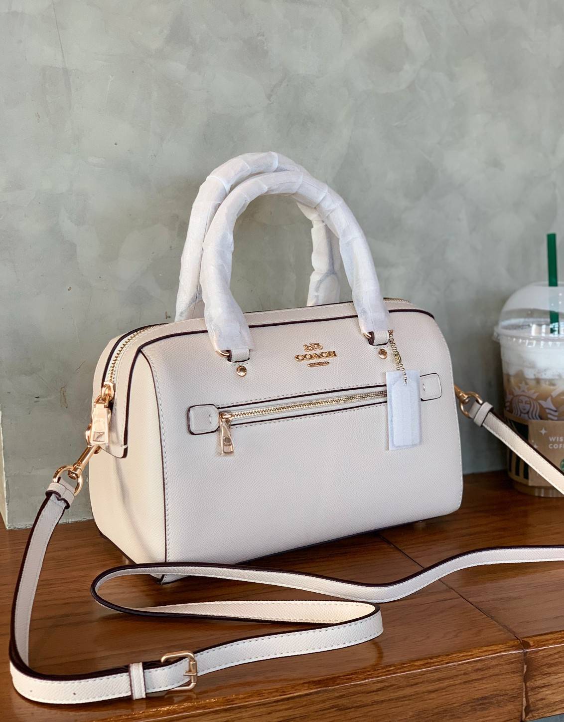 COACH ROWAN SATCHEL BAG ((79946)) กลับมาอีกครั้ง พร้อมสีหายากค่ะ! กระเป๋าหิ้วทรงหมอนสุดฮิตของสาวๆ//สะพายข้างได้ หนังแท้ ลายหนังสวย ทรงสวย ด้านหน้ามีช่องซิปให้หนึ่งช่อง เปิดปิดช่องหลักแบบซิป ภายในกว้างใส่ของจำเป็นของสาวๆได้ครบ มีช่องเล็กและช่องซิปใส่ของจุก