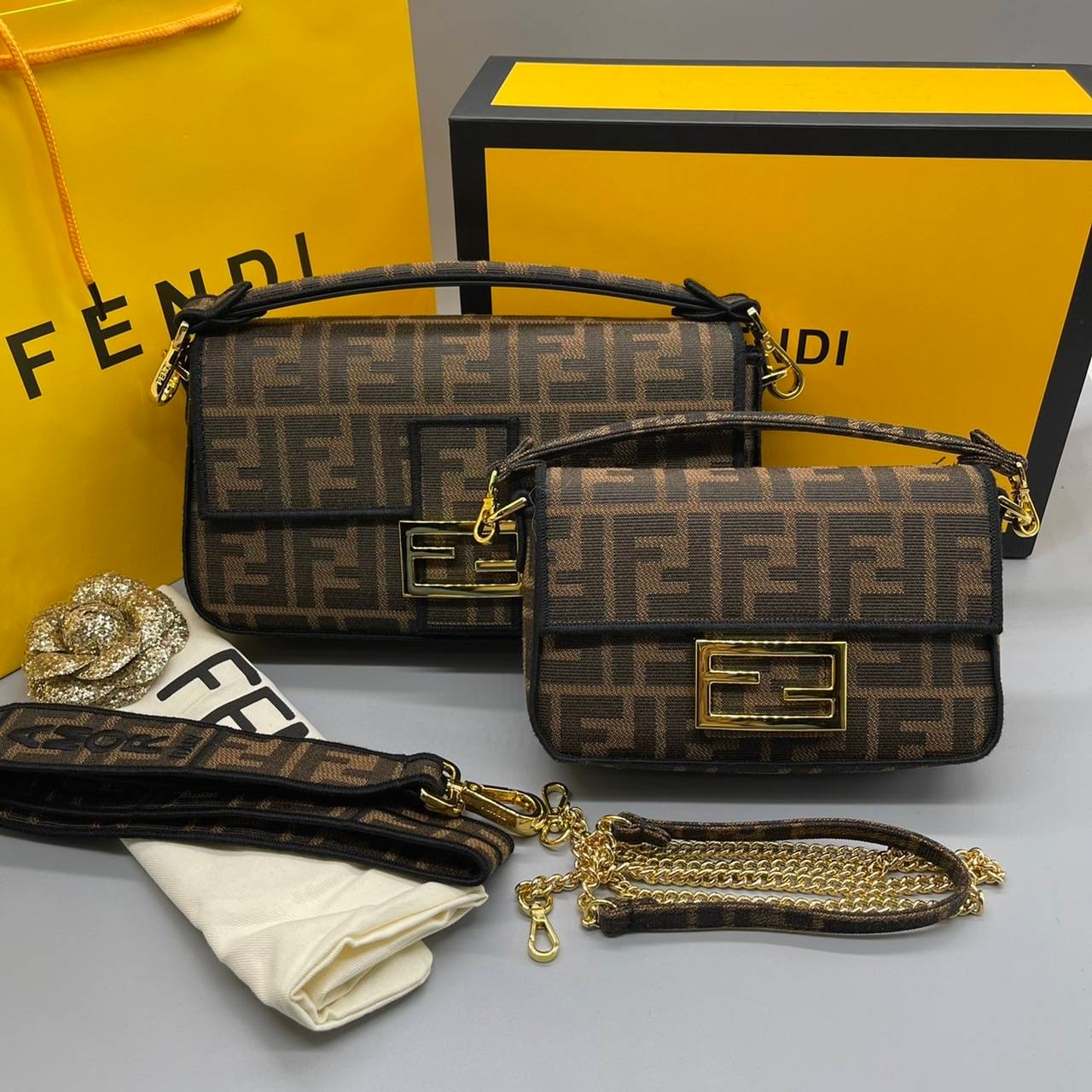 MINI || FENDI VINTAGE BAGUETTE SHOULDER BAG 2size ORI Grade ใช้งานต่างประเทศได้ กระเป๋าสะพายทอลายโมโนแกรม อะไหล่ทองหรูหรา มี 2 ขนาด ทนทาน มาพร้อมสาย 2 แบบ สำหรับคล้องแขน และสายครอสบอดี้ เปิด-ปิดด้วยกระดุมแม่เหล็ก ภายในเป็นช่องโล่ง ใส่โทรศัพท์ พร้อมเสิร์ฟค