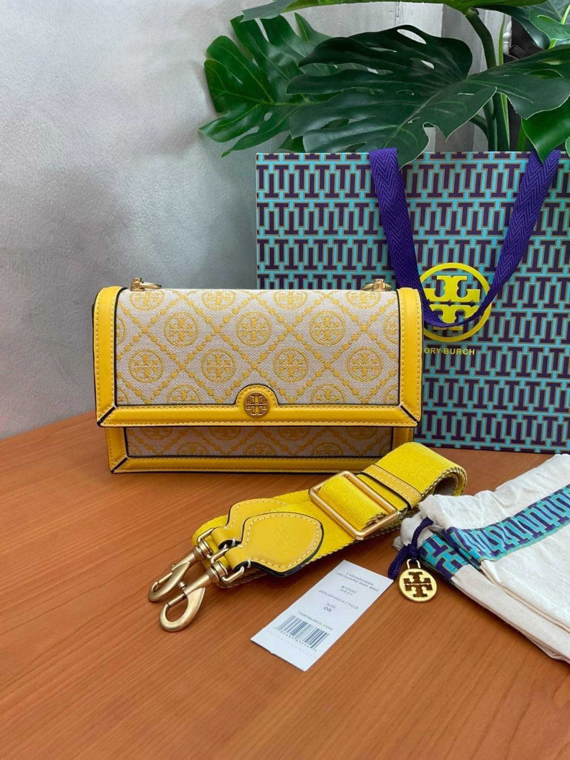 TORY BURCH 81000 MINI T MONOGRAM JACQUARD SHOULDER BAG คอลเลคชั่นฤดูใบไม้ผลิ 2021 กระเป๋าสะพายรุ่นใหม่จาก Tory Burch ดีไซน์สวยคลาสสิค แฝงไว้ด้วยความหรู ลวดลายผ้าแจ็คการ์ด T Monogram บนกระเป๋า Tory Burch นี้ เป็นการยกย่องให้กับงานควิลท์ชาวเพนซิลเวเนียดัตช์