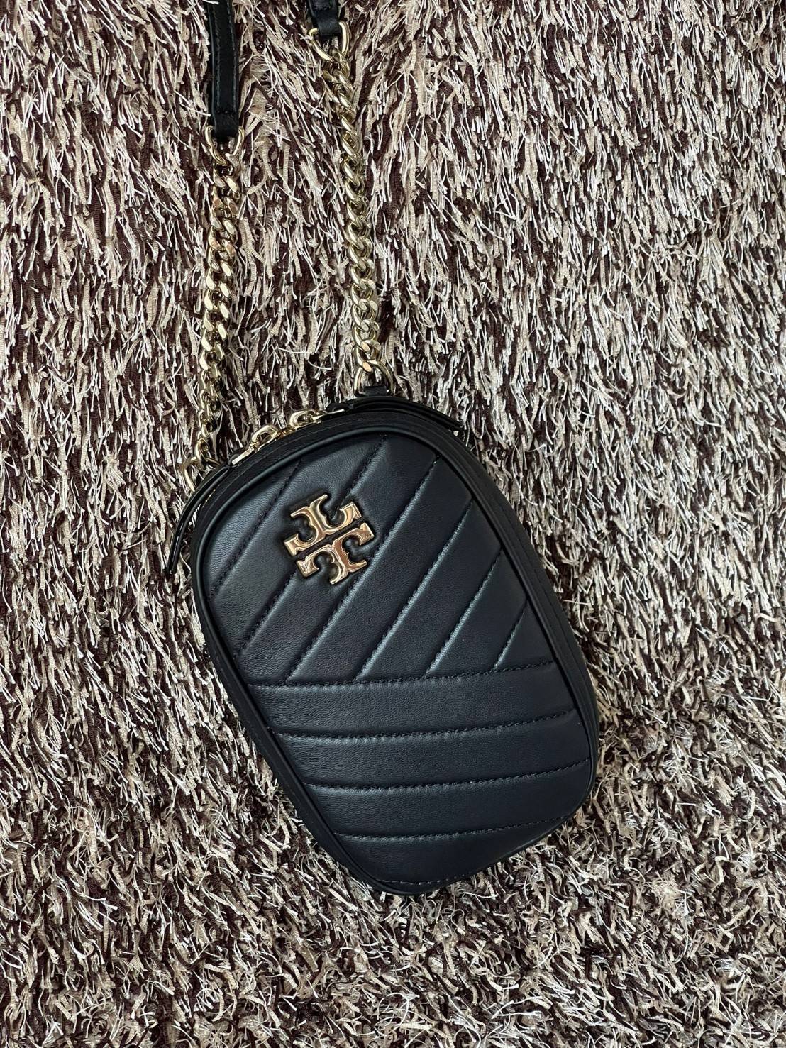 Tory burch kira chevron n/s crossbody bag กระเป๋าสำหรับใส่มือถือหรือของจุกจิกต่างๆ ได้กลายมาเป็นแฟชั่นสุดร้อนแรงแห่งปี คอลเลคชั่นนี้ออกมาเพื่อเอาใจสาวๆโดยเฉพาะ สีสันสุภาพเพื่อให้แมทช์กับสีสันของเสื้อผ้า ได้ง่าย ภายในยังสามารถแบ่งสันปันส่วนไว้สำหรับใส่บัตร