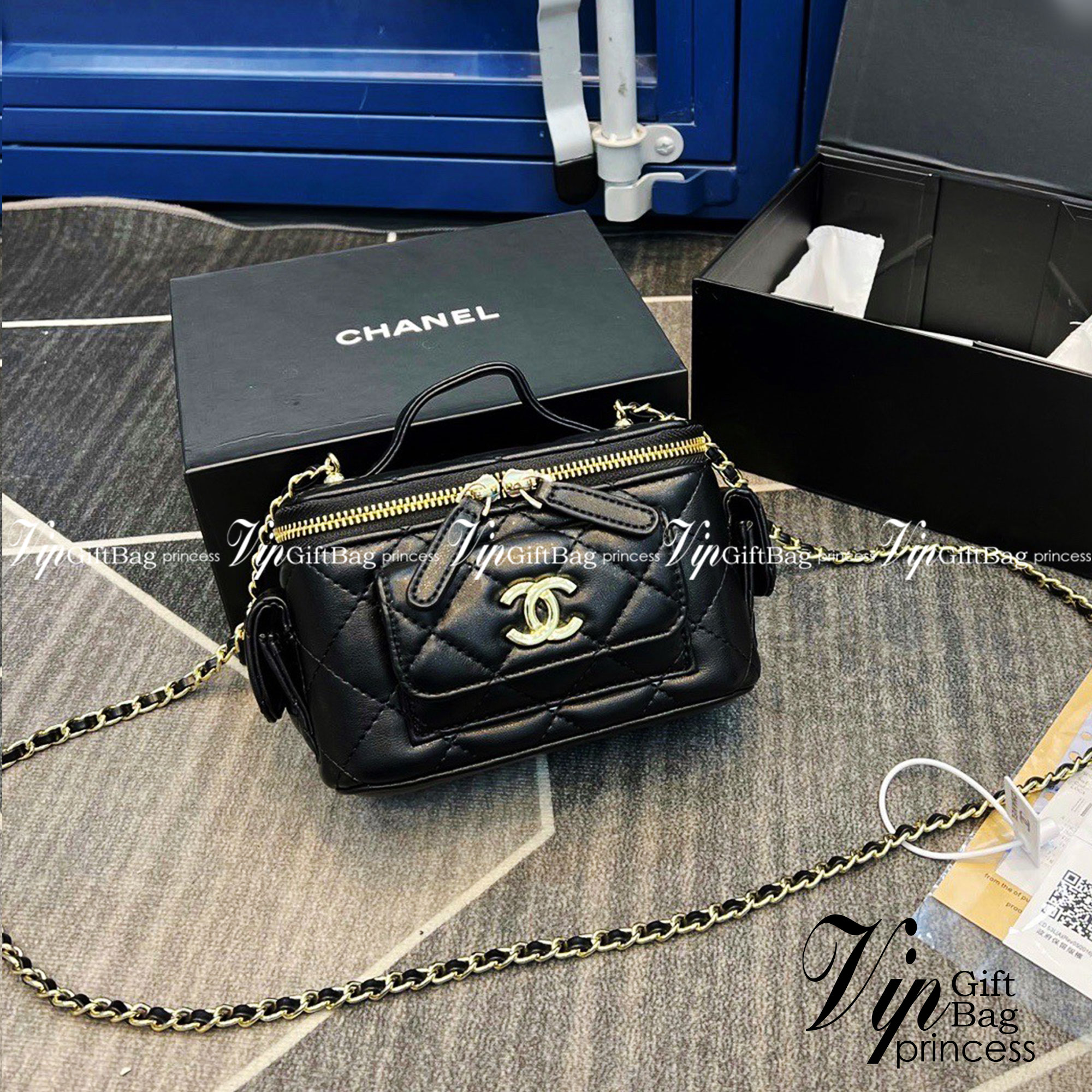 CHANEL vanity with chain top handle Lambskin & Gold-Tone Metal กระเป๋าทรงกล่องน่ารัก คิ้วๆ vanity งานจริงสวยมากๆ มาพร้อมอุปกรณ์ครบชุด พร้อมส่งที่ไทย ภาพถ่ายจากงานขายจริง ใช้งานต่างประเทศได้