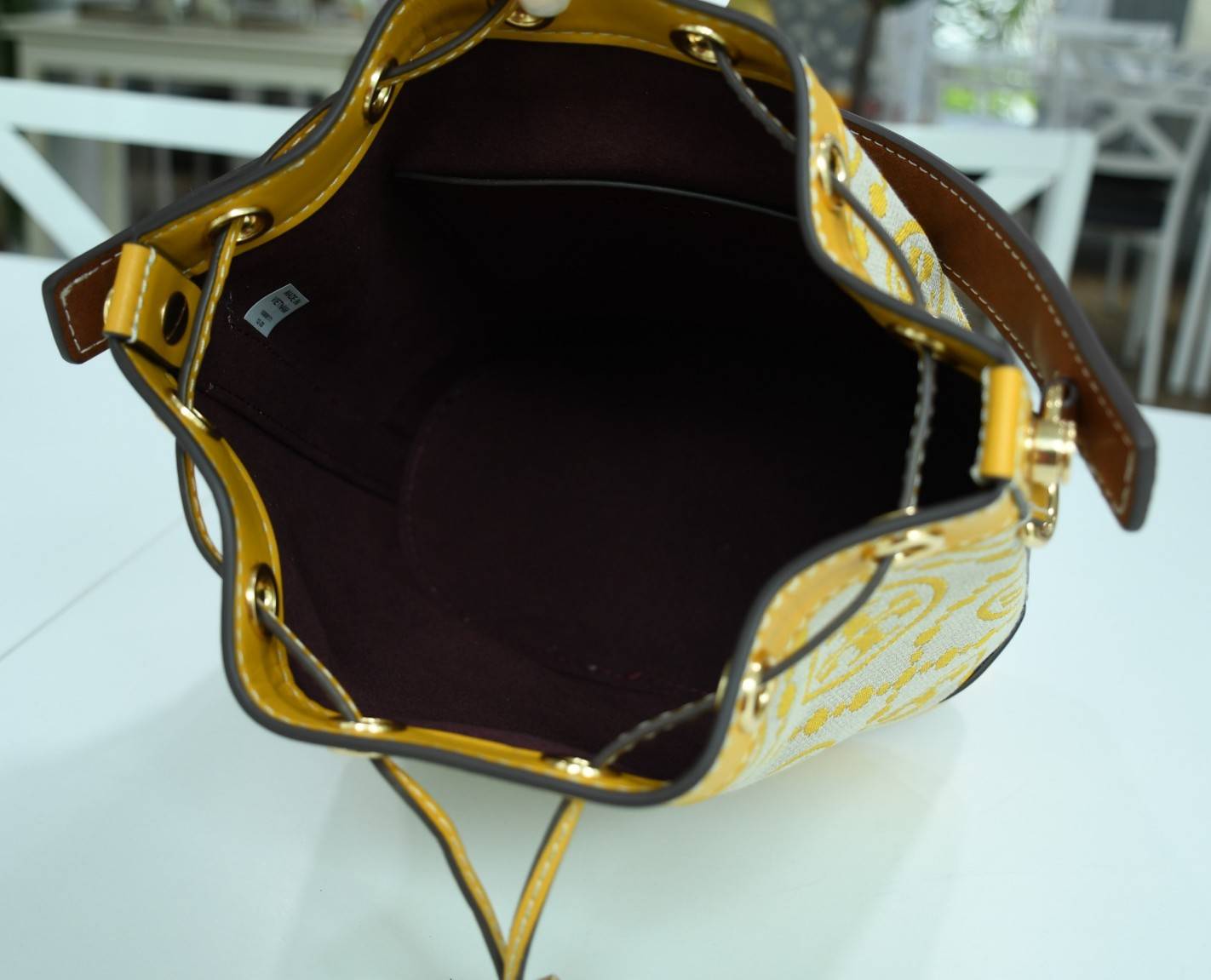 ของแท้ 💯% TORY BURCH Monogram Jacquard Bucket Bag กระเป๋าถือหรือสะพายไหล่ วัสดุผ้า Canvas โลโก้ Jacquard ทรงถัง ตั้งอยู่ทรง กระเป๋าปักลายแบรนด์ สวยหรู สายยาว Crossbody ได้ เปิด-ปิด โดยเชือกรูด เปิด-ปิดพร้อมสลับที่ประดับโลโก้ สวยหรู คุณนาย สุดๆ ไปเ