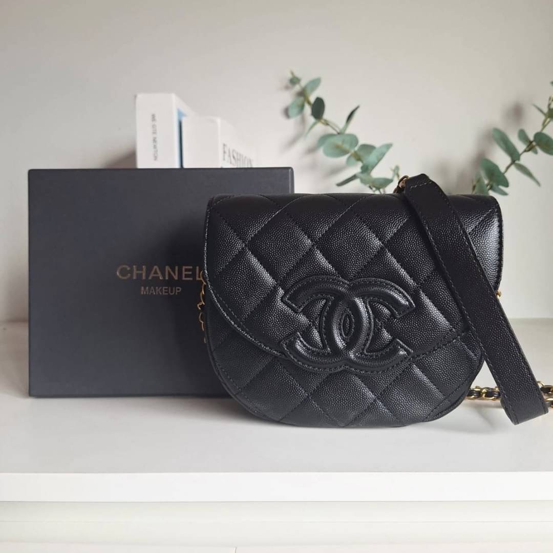 CHANEL VIP CROSSBODY CHAIN BAG กระเป๋าทรงครอสบอดี้ ที่กำลังมาแรงมาในตอนนี้ หนังพียูพรีเมี่ยมลายคาเวียร์ อะไหล่ทองวินเทจทั้งใบ ด้านหน้าประดับโลโก้หนูสุดหรู