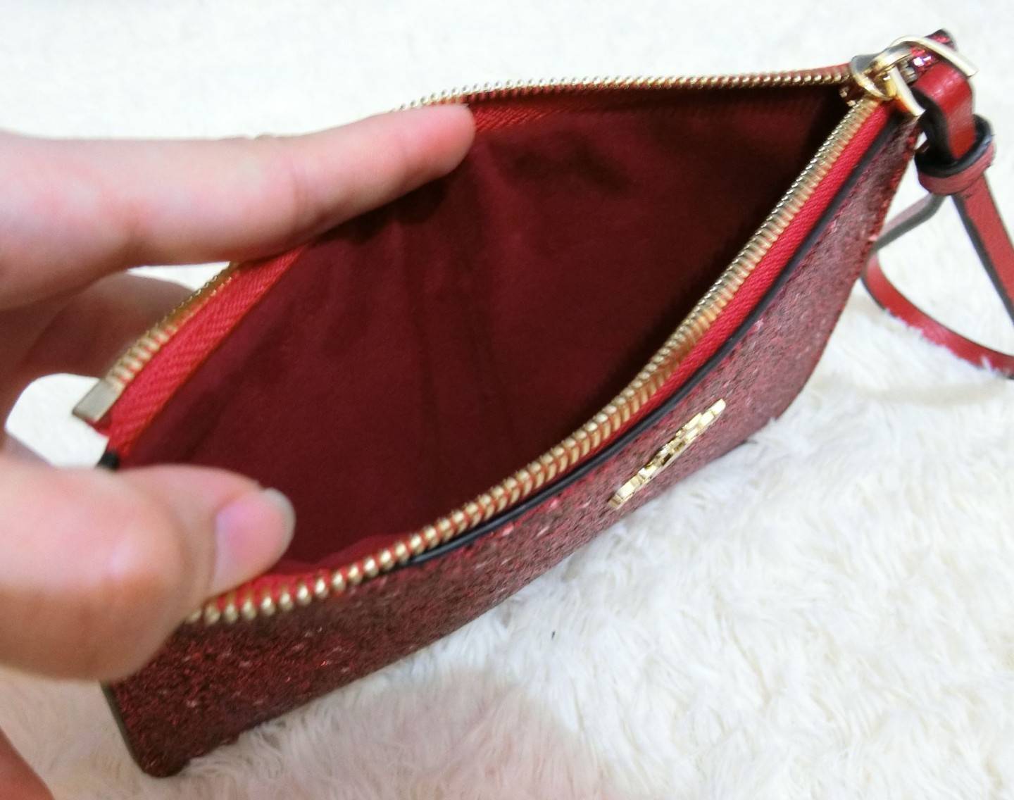 Coach Star Glitter Corner Zip Wristlet / FACTORY HK กระเป๋าคล้องมือทรงคลัช ตัวกระเป๋าตกแต่งกริ๊ตเตอร์ ด้านหน้าติดอะไหล่แบรนด์ สวยหรู เปิดปิดด้วยซิป ด้านในบุผ้ากำหยี่สามารถใส่โทรศัพท์มือถือได้ทุกรุ่น มาพร้อมสายคล้องมือ 1เส้น MUST HAVE!!