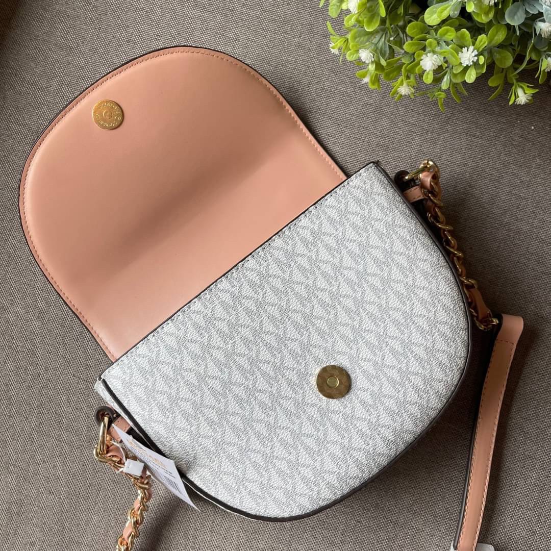 MICHEAL KORS กระเป๋าแบรนด์ดังจาก michael kors กระเป๋าทรงยูสุดชิค งานดี หนังสวยมากก เปิดปิดด้วยกระดุมแม่เหล็ก สายสะพายปรับระดับได้ มาพร้อมกล่อง+การ์ด เลอค่ามากแม่!