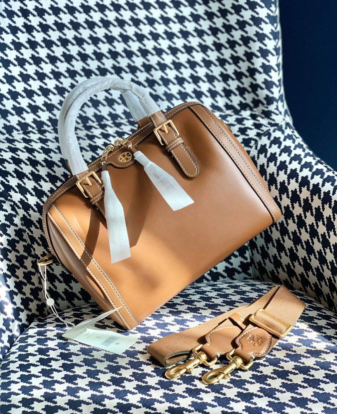 TORY BURCH T Monogram Color-block Barrel Duffle พร้อมส่งที่ไทย สวยก่อนใคร มี2ขนาด ไม่มีคือพลาดจร้าา😘 ✔️กระเป๋าทรงหมอน วัสดุหนังแท้ชั้นดีที่สุด หนังเรียบนิ่มสวย ✔️เปิดปิดกระเป๋าด้วยซิปคู่แบบมีหนังห้อย ภายในกว้างมากสำหรับไซด์นี้ หายห่ว