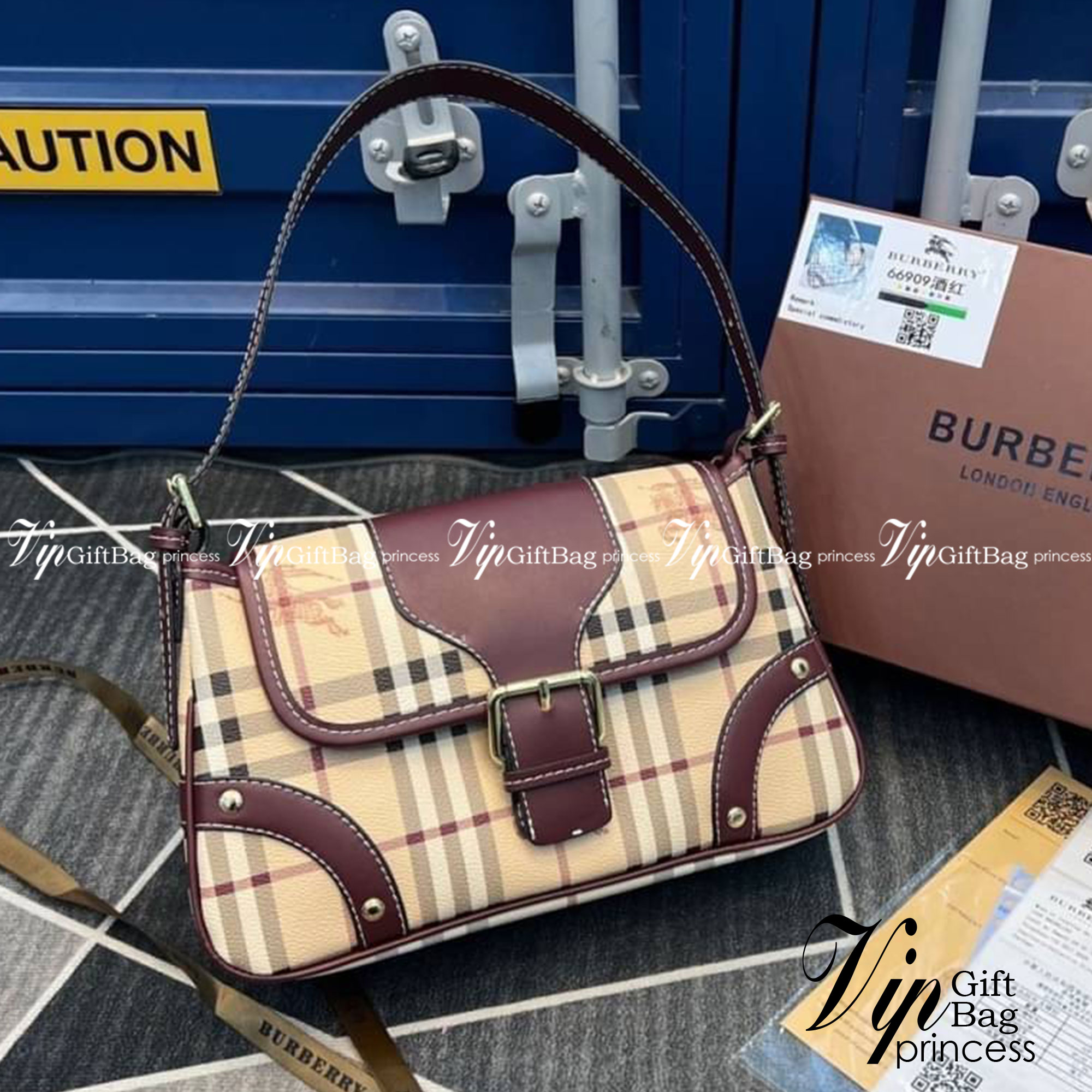 BURBERRY VINTAGE BAG / Burberry Shoulder Bag กระเป๋าสะพายไหล่ลายวินเทจ สวยคลาสสิก โทนสีใช้งานง่าย หลายโอกาศ วัสดุ PVC Canvas อย่างดี สวยอยู่ทรง ไอเท็มแนะนำ Must Have!