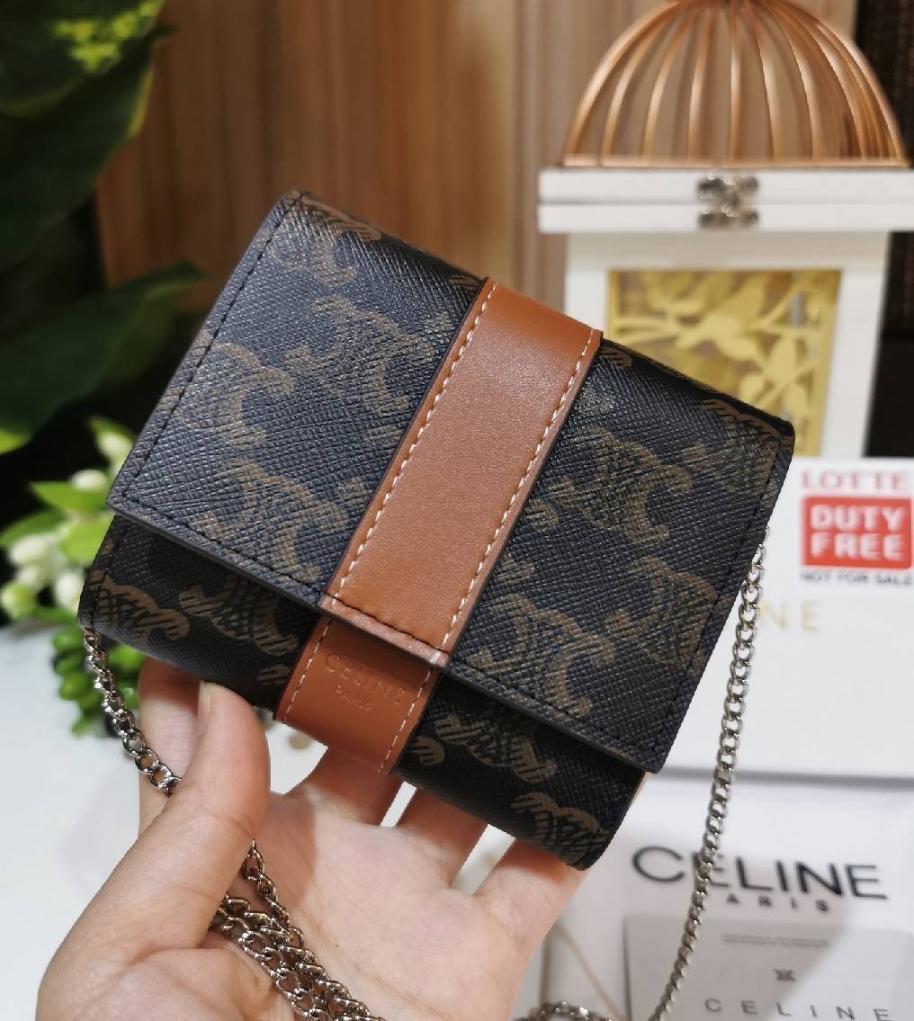 CELINE WALLET BAG WITH CHAIN VIP GIFT WITH PURCHASE (GWP) พรีเมี่ยมกิ๊ฟ Limited จาก CELINE HAUTE PARFUME DUTYFREE COUNTER วัสดุ Triomphe Canvas หนังสวยอยู่ทรงปั้มโลโก้ด้านหน้าเปิดปิดฝาพับกระดุม ภายในมีช่องแบ่งหลายช่อง มีช่องใส่บัตรห