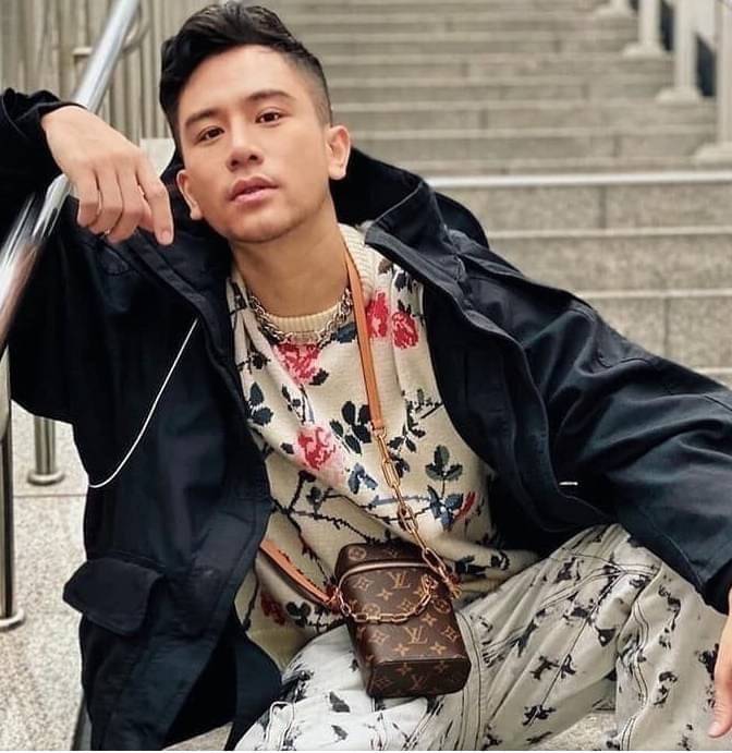 สวยม๊ากก อยากให้มีจริงจ้าา LOUIS VUITTON VIRGIL ABLOH PHONE BOX MONOGRAM BROWN LEGACY BAG 📣พร้อมส่งที่ไทยอีกครั้ง พลาดรอบนี้ รอนานเลยน๊าา! ต้องบอกเลยรุ่นนี้หนุ่มๆสาวๆ ยุคนี้ค่องมีคิดตัวค่าา แค่อะไหล่ก็หรูไปเกินครึ่งแล้วค่าา😁