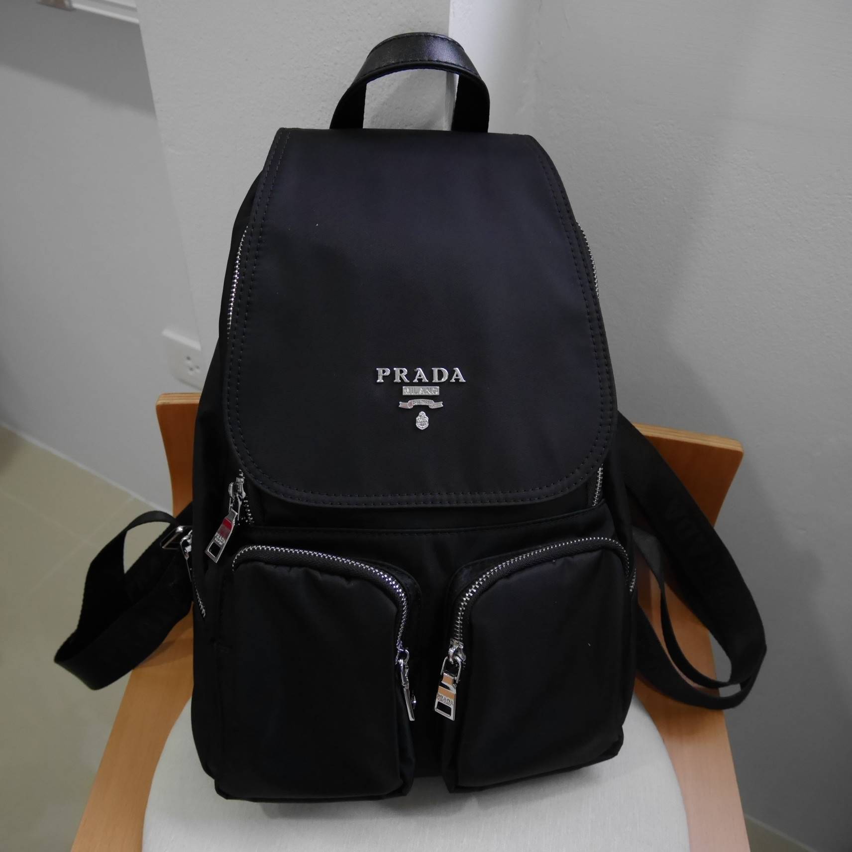 มาละค้า รุ่นที่สายลุยรอคอยกับ Prada nylon backpack จากงานพรีเมี่ยมกิ้ฟจากเคาร์เตอร์ต่างประเทศ วัสดุ Nylon **คุณภาพดี แข็งแรง ทนทาน กันน้ำได้ **อะไหล่เงิน เงาวับ! ทั้งใบ สวยมากคะ มีช่องใส่ของแยกซิปหลายช่อง สุดคุ้ม ด้านในบุด้วยผ้าซับในปั้มแบรนด์ อย่างดี ขนา