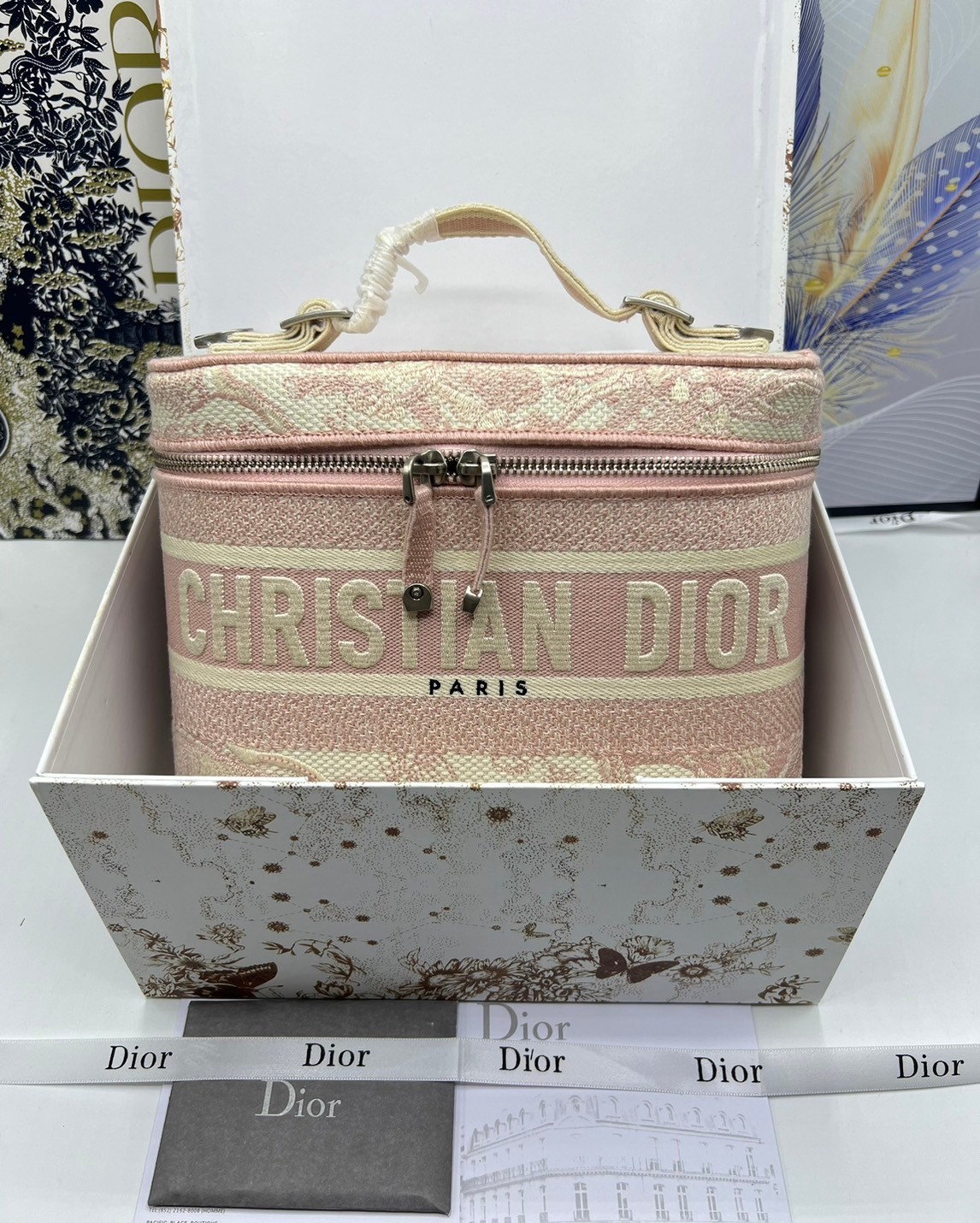 22cm Medium DiorTravel Vanity Case กระเป๋าใส่เครื่องสำอางใบกลาง จุของได้เยอะ มาพร้อมกับลวดลาย Oblique ปักอย่างประณีตและประดับด้วยสัญลักษณ์ Christian Dior Paris มาพร้อมสายสะพายและหูจับในตัว