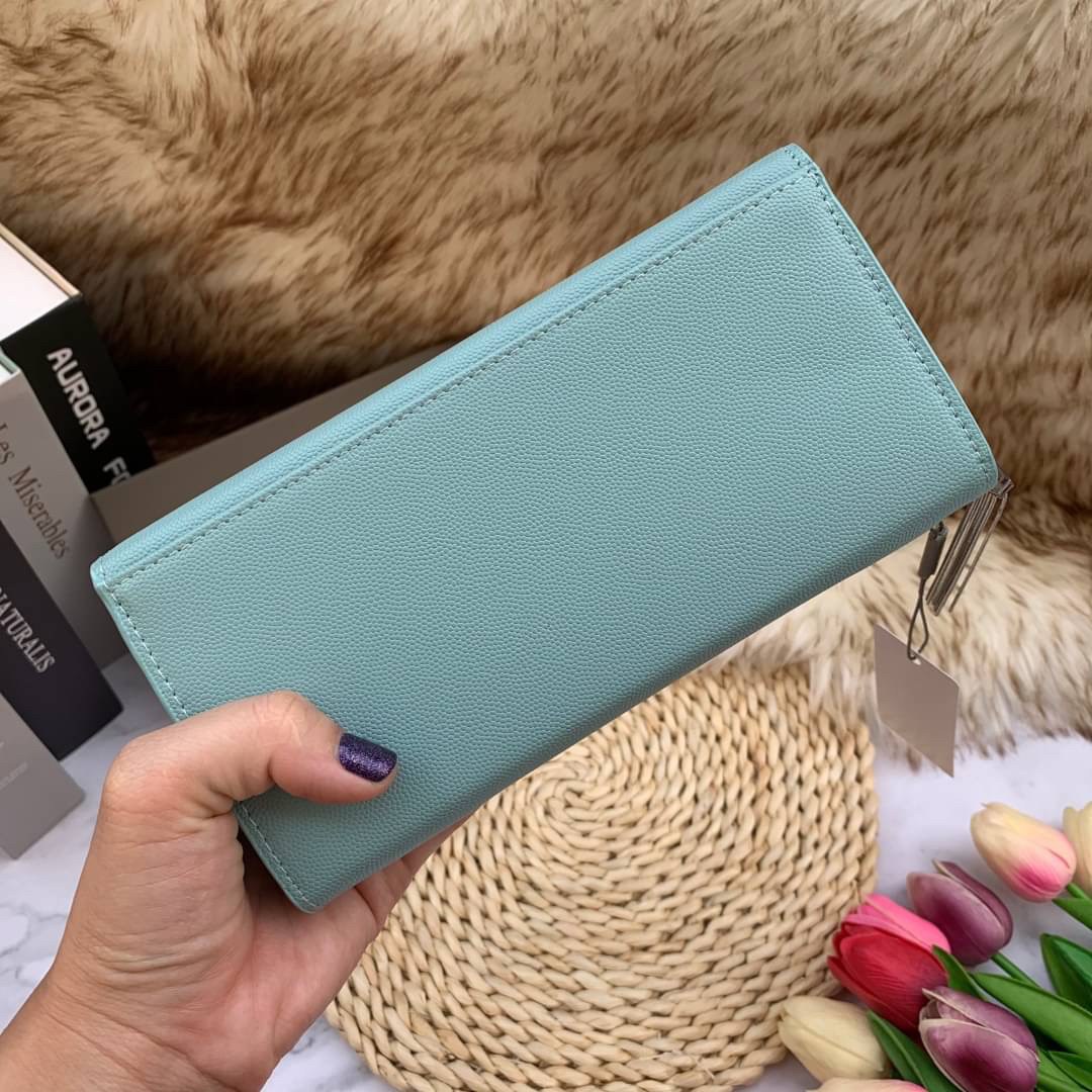 ของแท้ 💯% CHARLES & KEITH METAL TASSEL CLASSIC LONG WALLET กระเป๋าเงินใบยาวรุ่นพู่ยอดฮิต!! หนังพิมพ์ลายคาร์เวียร์ใช้ทน ด้านหลังมีช่องใส่บัตร/แบงค์ได้