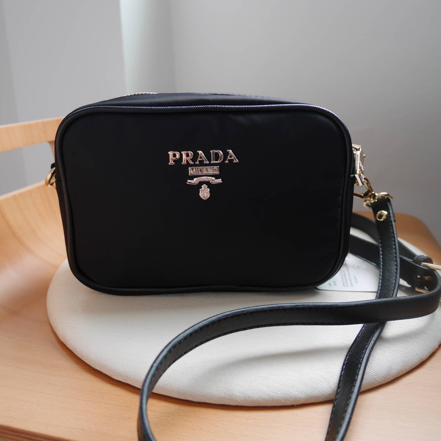 ล็อตใหม่ค้า กับทรงน่ารักในราคาน่ารัก mini crossbody งานพรีเมี่ยมกิ้ฟ จากเคาเตอร์ต่างประเทศ เป็น Best Seller อีกหนึ่งรุ่นเลย จากแบรนด์ PRADA เป็นทรงสี่เหลี่ยม กระเป๋าเป็นผ้า nylon ทั้งใบ เลิศมาก สามารถสะพายเป็น shoulder bag ได้เลย ขนาดกำลังดีค่ะ ใส่ของจุกจ