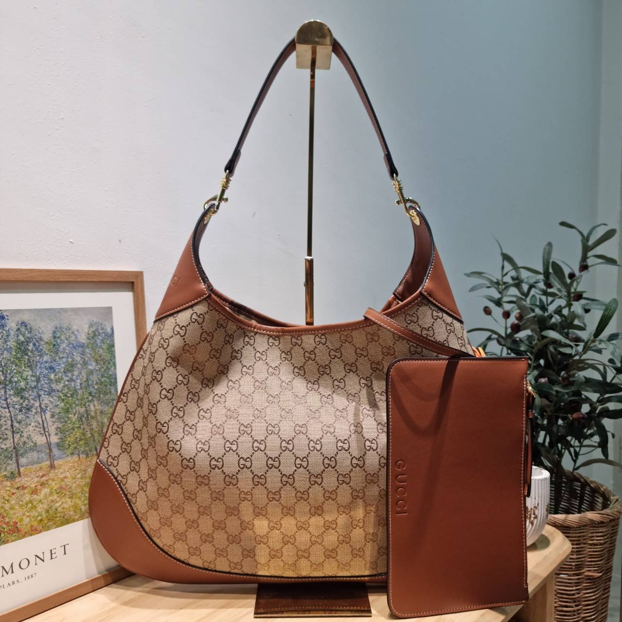 GUCCI B shoulder bag กระเป๋าสะพายไหล่รุ่นใหม่ล่าสุด สวยเริ่ดมากๆ เรียกว่าเป็นกระเป๋าที่เป็นกระแสสุดๆ และใช้ได้แบบ unisex ใบใหญ่ใส่ของได้แบบจุกๆ