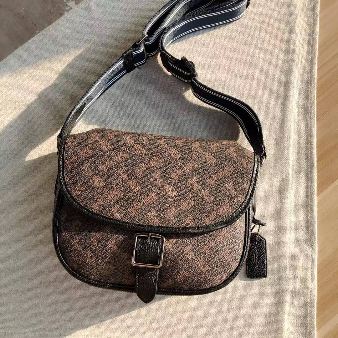 OUTLET 】COACH HITCH CROSSBODY WITH HORSE AND CARRIAGE PRINT พร้อมส่งที่ไทย