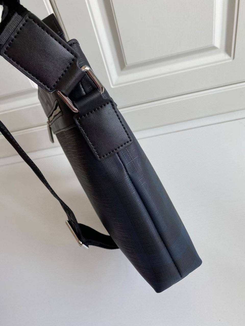 พร้อมเป็นของขวัญ มอบให้คุณผู้ชายแล้วค่ะ สำหรับ BB CROSSBODY VINTAGE BAG VIP GIFT WITH PURCHASE (GWP) พรีเมี่ยมกิ๊ฟ Limited Edition จากBURBERRY วัสดุหนังโทนสีสุภาพ คลาสสิก ตกแต่งด้วยซิปสะดวกใช้ด้านหน้า ช่องหลักเปิดปิดด้วยซิปยาวด้านบน พร้อมช่องซิปอีกหนึ่งช่