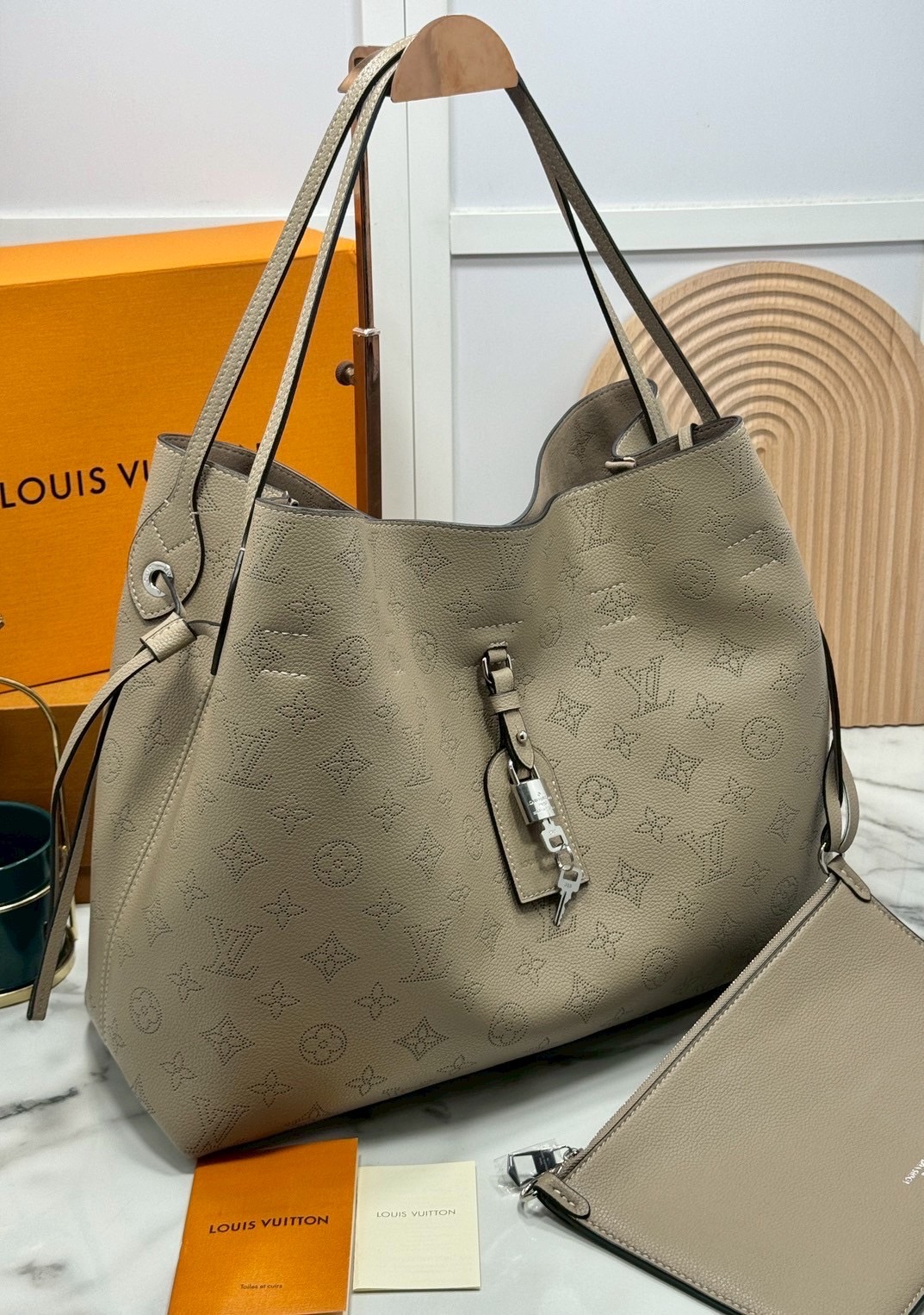 ORI หนังแท้ | LV Boundless Bag กระเป๋าสะพายทรงโท้ทใบใหญ่ ฉลุลายโมโนแกรมเต็มใบ สวยสุดคลาสสิก โทนสีเรียบง่ายใช้งานง่าย หรูหรามีระดับเหนือกาลเวลา