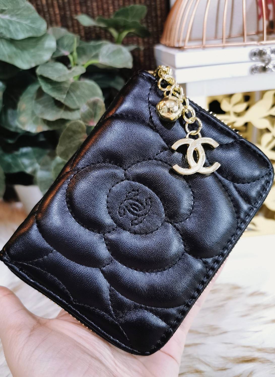 พรีเมี่ยมกิ๊ฟแท้ 100% 】CHANEL SHORT WALLET WITH ZIP VIP GIFT WITH PURCHASE (GWP) พรีเมี่ยมกิ้ฟรุ่นใหม่ล่าสุดจาก Chanel Make Up Lotte Duty Free Korea วัสดุหนังนิ่มสีดำขึ้นลายดอกคามิเลียเอกลักษณ์แบรนด์สวยหรูสุดคลาสสิค เปิดปิดด้วยซิปแบรนด์สวยหรู