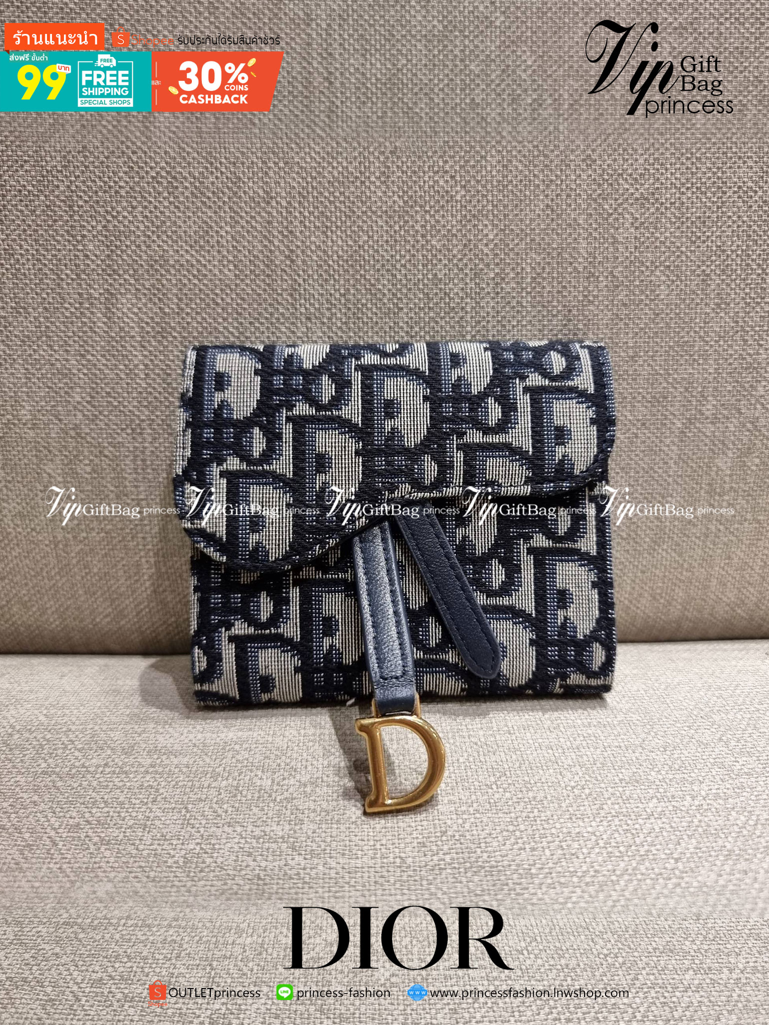 VIP 】CD MULTI WALLET WITH GWP กระเป๋าสตางค์ขนาดเหมาะมือ กะทัดรัดไม่กินพื้นที่ พรีเมี่ยมกิ๊ฟจากเคาน์เตอร์ ดีไซน์แบบพับ ใช้งานง่าย สวยน่ารักน่าใช้ตรงโลโก้ห้อย วัสดุผ้าแคนวาสปักลาย สลับหนังแท้ภายใน ภายในมีช่องใส่บัตร ใส่ธนบัตรได้ สะดวกใช้มากๆ มาพร้อม box set