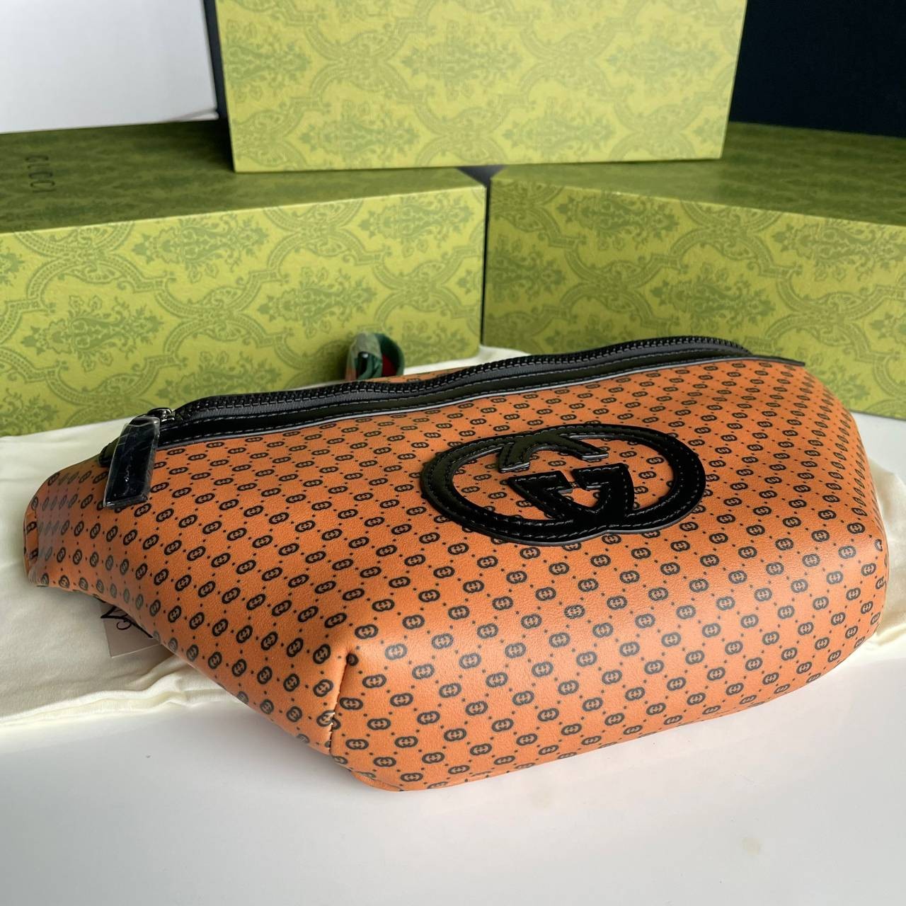 หนังแท้ GUCCI BELT BAG / GG BELT BAG กระเป๋าคาดอก/คาดเอว รุ่น Unisex ใช้ได้ทั้งหญิงชาย ภายในเป็นช่องโล่งกว้าง ใบใหญ่ขนาดมาตรฐานจุของได้เยอะ สายสะพายปรับได้ตามตัว ใบจริงเห็นแล้วหลงรัก คุ้มค่าที่สุด อีกรุ่นหนึ่งที่หลายคนตามหา งานออริสวยมาก ทำจากหนังแท้ สามา