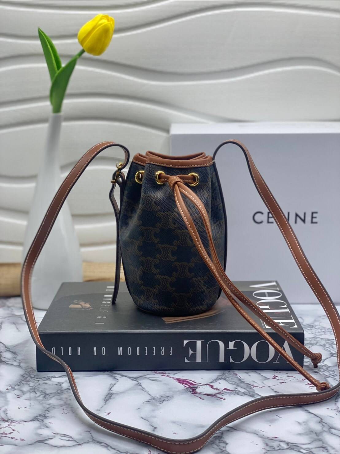 VIP 】หนังแท้ CELINE MINI DRAWSTRING BAG IN TRIOMPHE CANVAS AND CALFSKIN กระเป๋าทรงบัคเก็ตขนาดมินิน่ารัก ในรุ่นนี้ได้รับคำชื่นชมจากแฟชั่นกูรูทั้งหลาย เนื่องจากมีรูปทรงที่สุดแสนจะเรียบง่าย มีช่องใส่ของที่กว้าง ตัวกระเป๋าเป็นแบบหูรูด ช่วยให้เปิด-ปิดง่าย สะดว