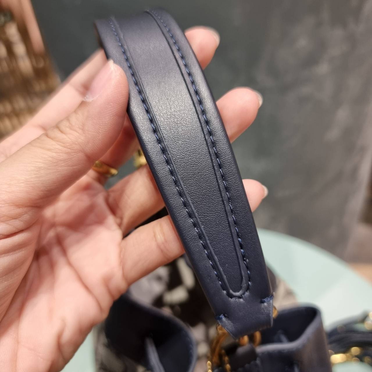 COACH C3853 FIELD BUCKET BAG IN SIGNATURE JACQUARD กระเป๋าสะพายทรงบัคเก็ต รุ่นใหม่ล่าสุด ดีไซน์ลายซิกเนเจอร์บนผ้า jacquard สวยคม เป็นเอกลักษณ์ไม่ซ้ำใคร มาพร้อมสายสะพายผ้าสปอร์ต และสายสั้นสำหรับคล้องแขนได้ สามารถรูดปิดปากกระเป๋าด้วยหนังรอบใบ เพิ่มดีเทลให้ต