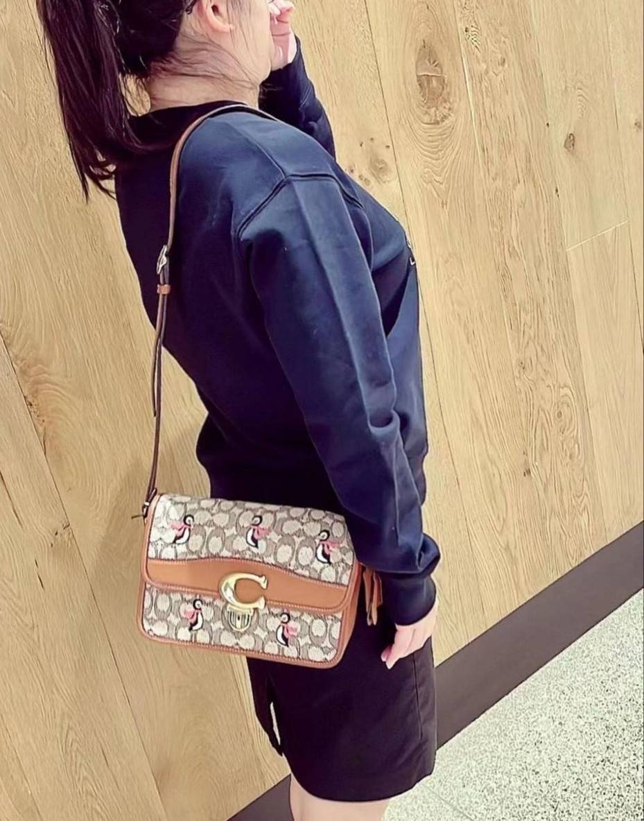 COACH STUDIO SHOULDER BAG IN SIGNATURE JACQUARD WITH PENGUIN MOTIF (C7935) กระเป๋าสะพาย ดีไซน์เฉียบ! สุดคลาสสิค ที่เป็นเอกลักษณ์เฉพาะตัว//วัสดุ JACQUARD พิมพ์ลาย SIGNATURE ผสมหนังแท้ รูปทรงสวย ดีเทลเรียบหรู เพิ่มดีไซน์โดดเด่น ด้วยการปักเย็บ รูปเพนกวินสุดน