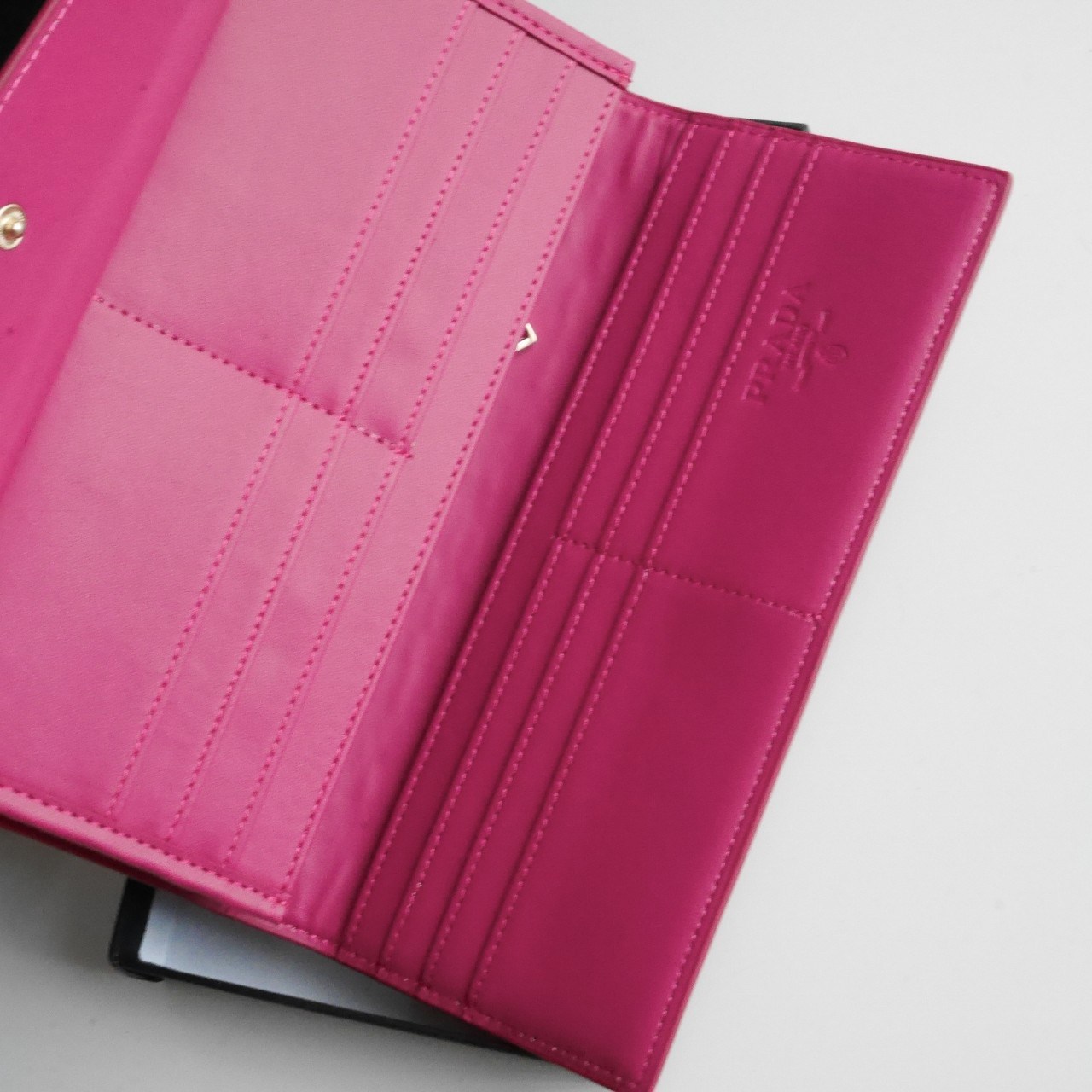 พร้อมส่งครบสีค่ะ 🖤💙💖 Best Seller PRADA LONG WALLET กระเป๋าสตางค์ยาว **รับทรัพย์ ทรงหรู จากงานพรีเมี่ยมกิ้ฟ จากเคาเตอร์ต่างประเทศ จากแบรนด์ PRADA ลายหนัง SAFFIANO มีช่องใส่บัตร ถึง 12 ช่อง และช่องซิปใส่ของจุกจิกได้ น้ำหนักเบา จับถนั