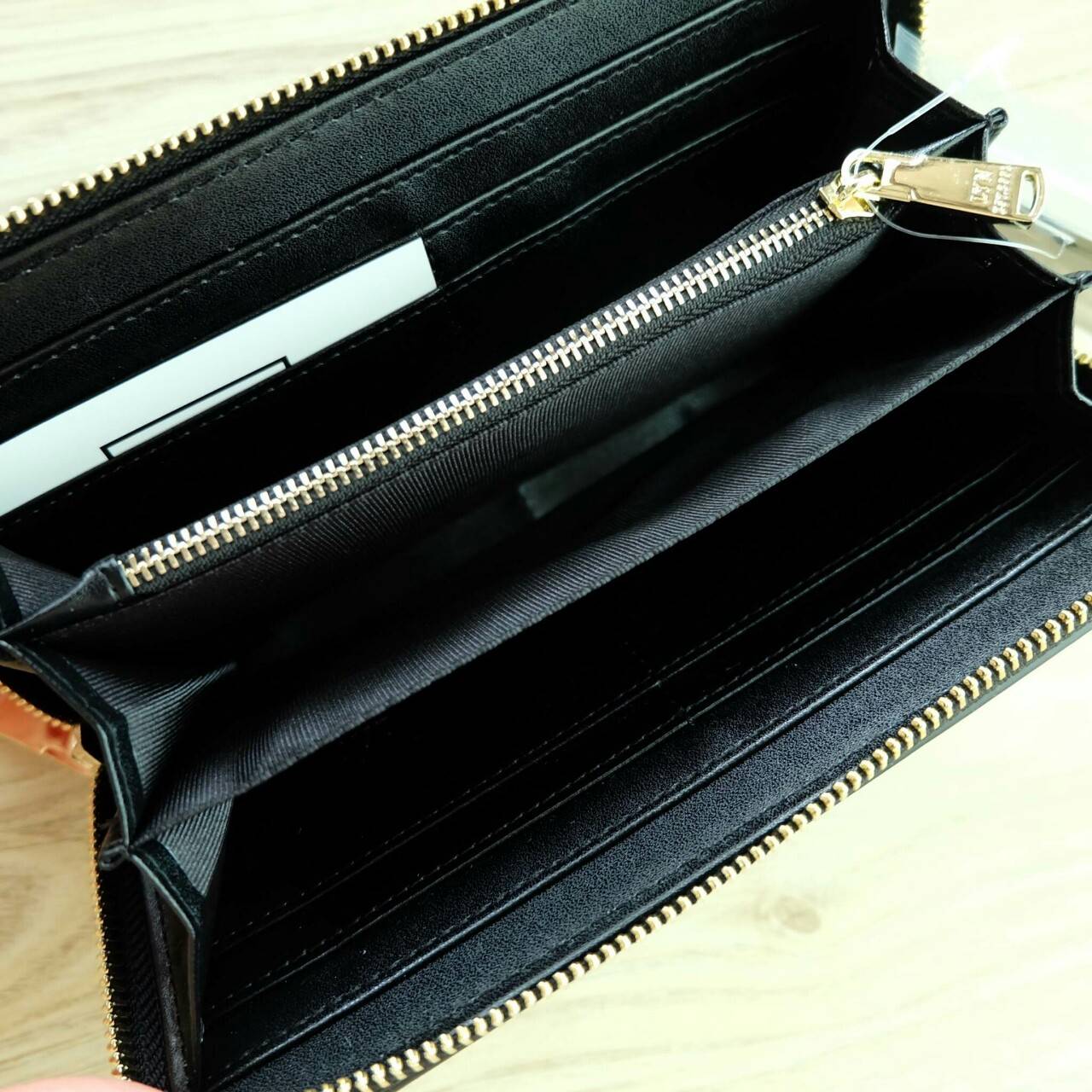 LYN Long Wallet กระเป๋าสตางค์ใบยาว วัสดุหนังลาย Saffiano - ตัวกระเป๋าเปิด - ปิดด้วยซิปรอบ - ภายในมีช่องใส่บัตรหลายช่อง มีช่องใส่ธนบัตร และช่องซิปใส่เหรียญค่ะ