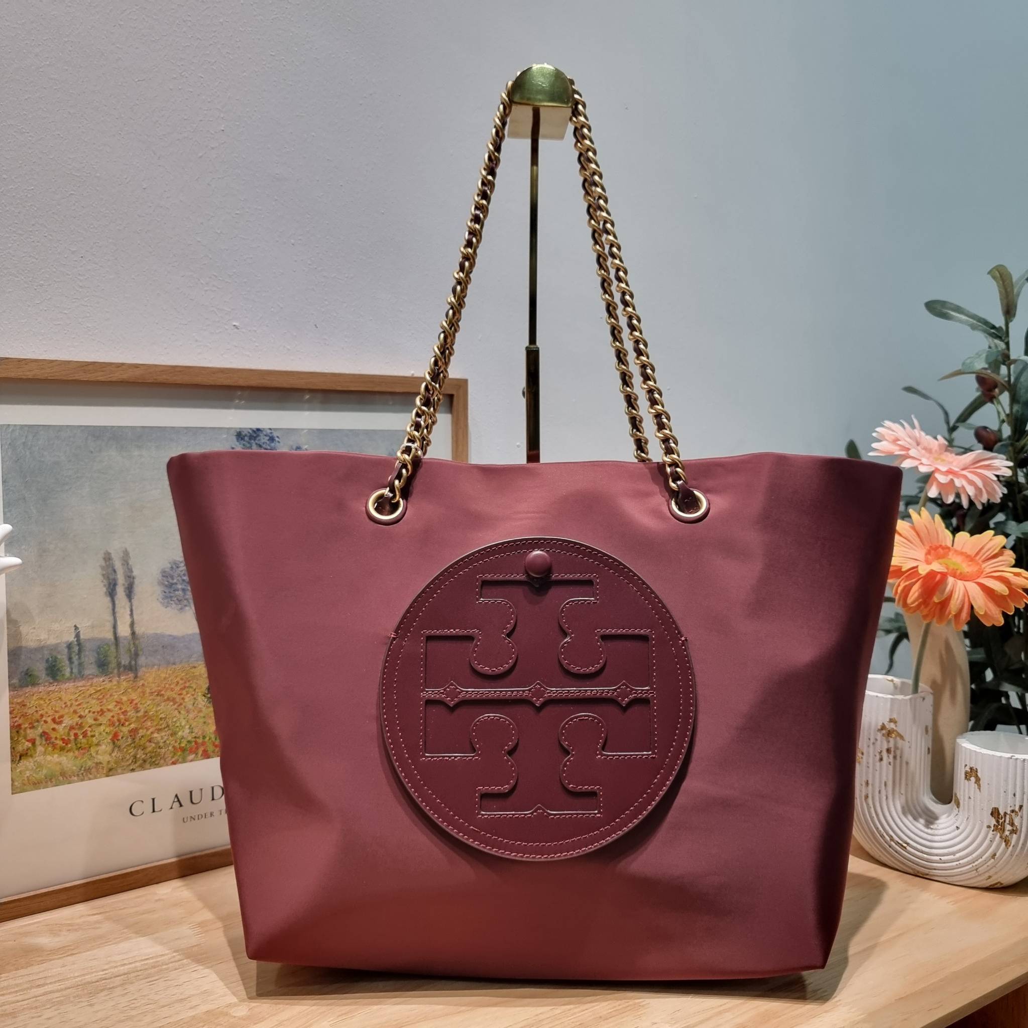 TORY BURCH Ella Chain Tote Bag / TORY TOTE NYLON BAG พร้อมส่ง 4 สี กระเป๋าสะพายทรงโท้ทใบใหญ่ จุของไปเลยแน่นๆ รูปทรงคลาสสิคชวนใช้ โดดเด่นด้วย patch โลโก้ แนะนำรีบสั่งใช้ไปสวยก่อนใครได้เลยน้า