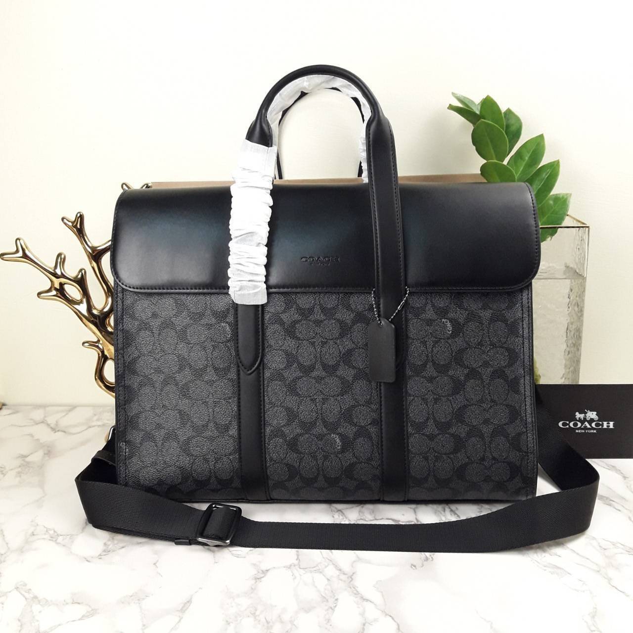 COACH METROPOLITAN PORTFOLIO IN SIGNATURE CANVAS (COACH 39775)🍁 เอาใจสาย smart กับรุ่นยอดฮิต ใช้งานได้ลงตัวสุดๆ ถือว่าเป็นอีกรุ่นที่ถามกันเข้ามาเยอะมากๆ และใช้งานได้ครบฟังก์ชั่นจริงๆ >>วัสดุแคนวาส สลับหนังแท้ หนังคุณภาพมากๆ มีสายสะพายยาว ถอด